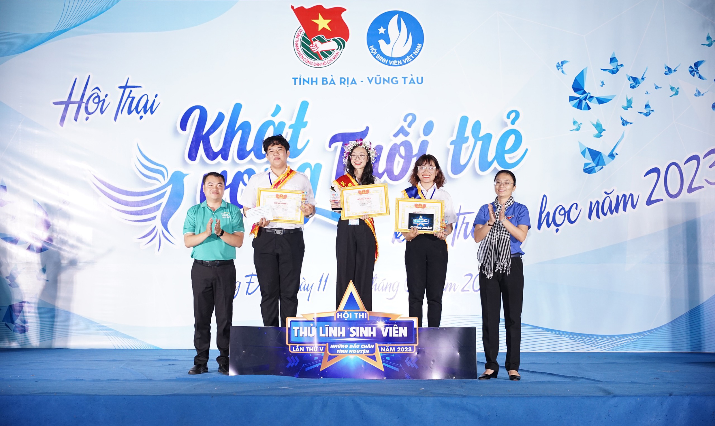 Chị Hồ Thị Ánh Tuyết, Bí thư Tỉnh Đoàn; anh Thôi Đại Việt, Phó Bí thư Tỉnh Đoàn trao Bằng khen cho Tân thủ lĩnh sinh viên năm 2022 và các Á quân 1, Á quân 2.