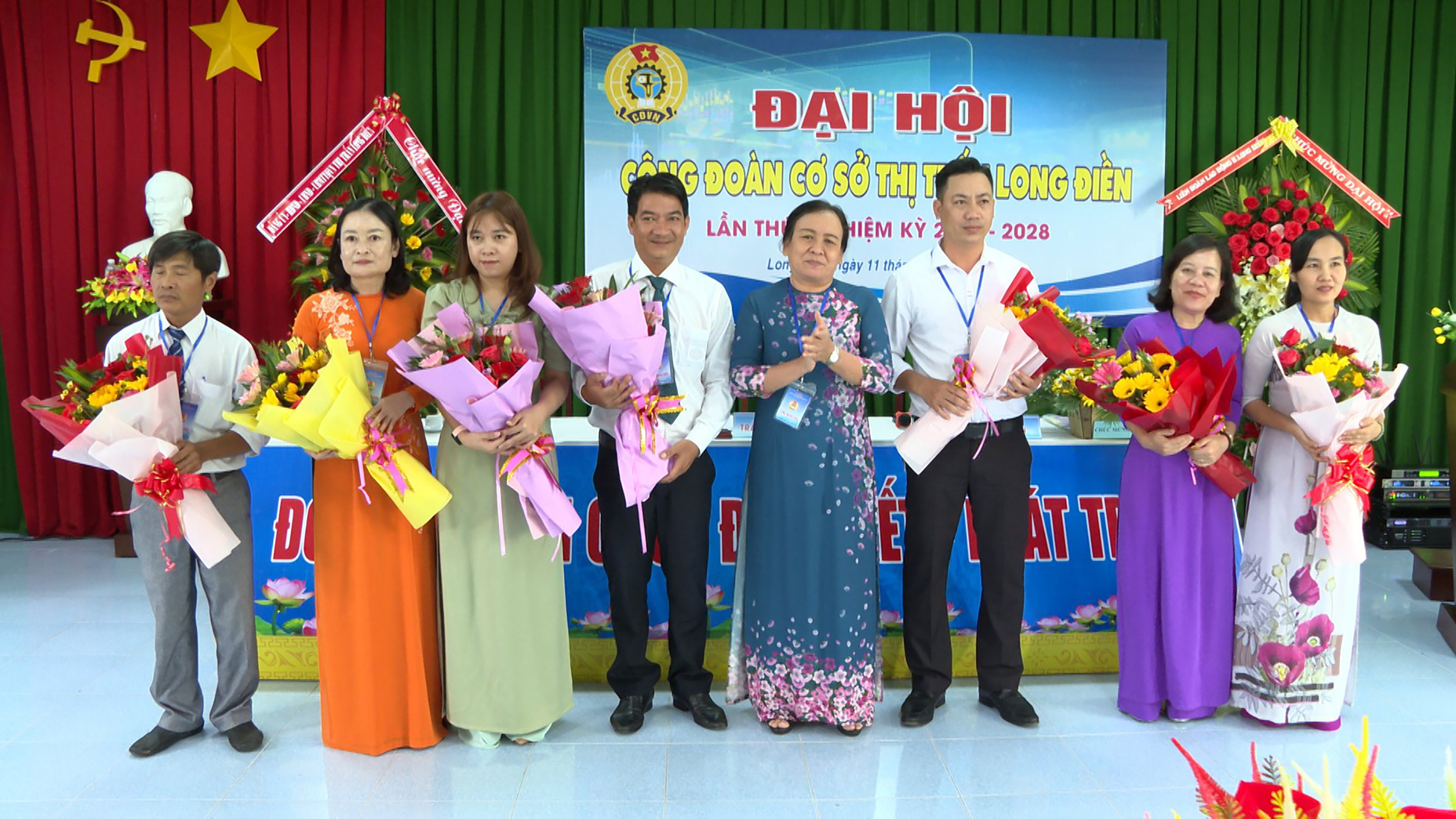 Bà Trần Thị Ánh Vinh, Chủ tịch UBND thị trấn Long Điền (huyện Long Điền) tặng hoa chúc mừng cho BCH CĐCS thị trấn Long Điền, khóa V, nhiệm kỳ 2023-2028.