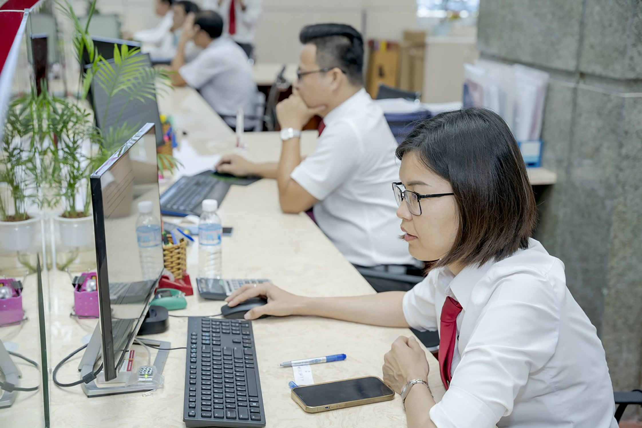 Thí sinh tham gia trả lời câu hỏi trắc nghiệm trên máy tính.