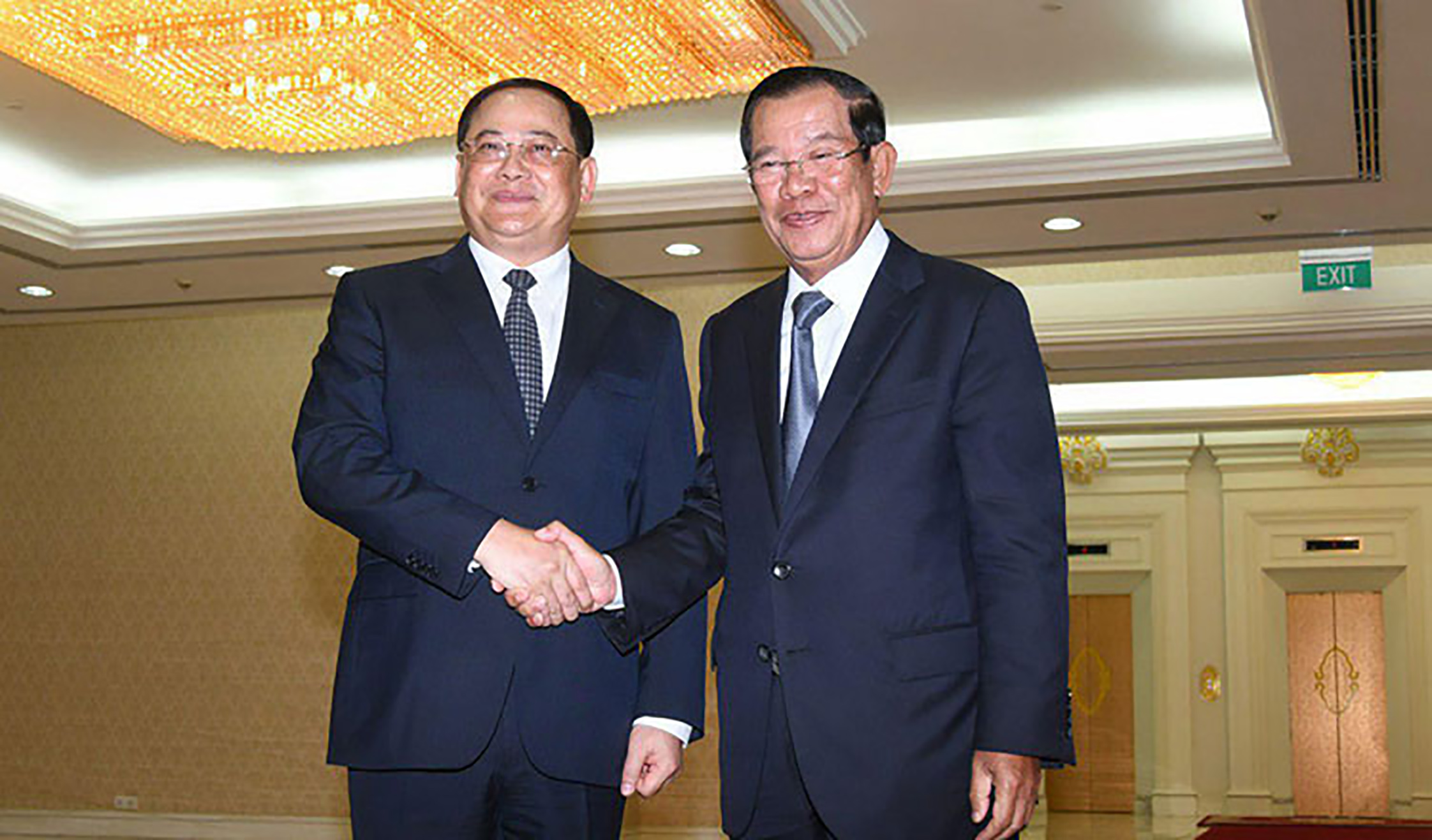 Thủ tướng Campuchia Samdech Techo Hun Sen (phải) và người đồng cấp Lào Sonexay Siphandone.