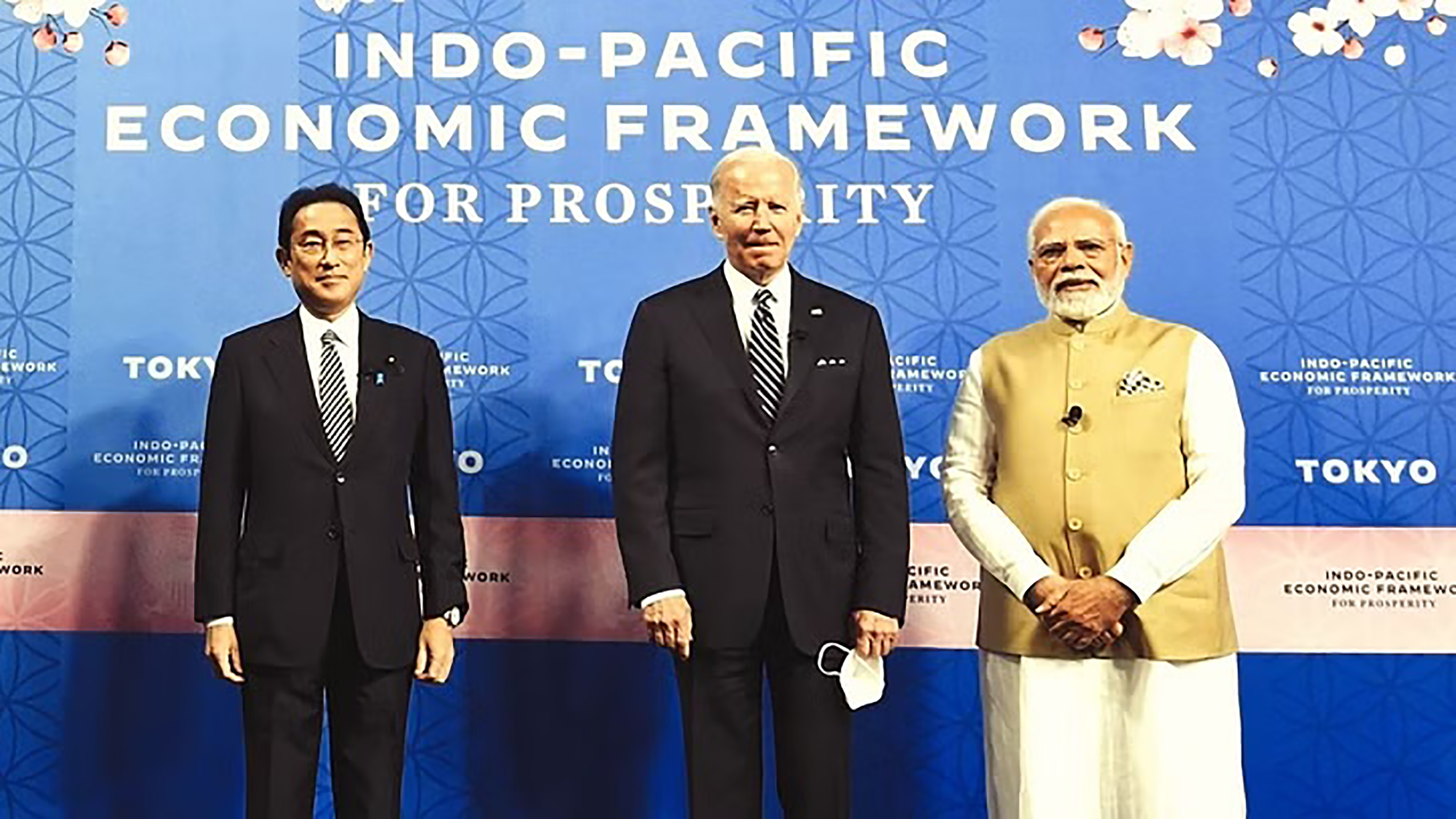 Thủ tướng Nhật Bản Kishida Fumio, Tổng thống Mỹ Joe Biden và Thủ tướng Ấn Độ Narendra Modi (từ trái sang) tại lễ công bố Khuôn khổ Kinh tế Ấn Độ Dương-Thái Bình Dương vì sự thịnh vượng (IPEF) ở Tokyo, Nhật Bản, ngày 23/5/2022.