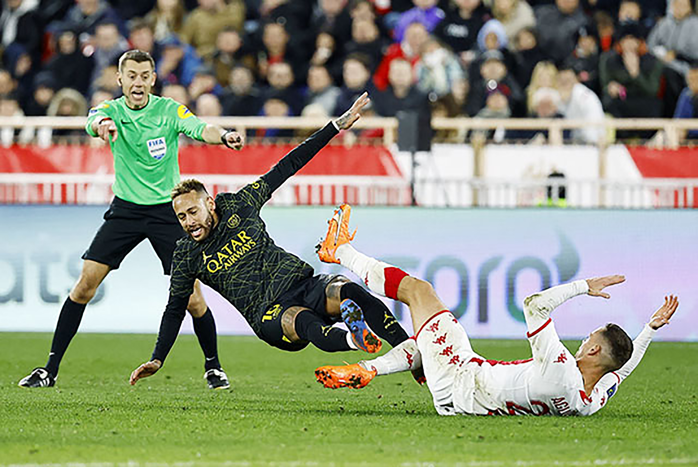 Neymar (trái) là một trong những ngôi sao chơi tệ nhất của PSG ở trận thua Monaco.