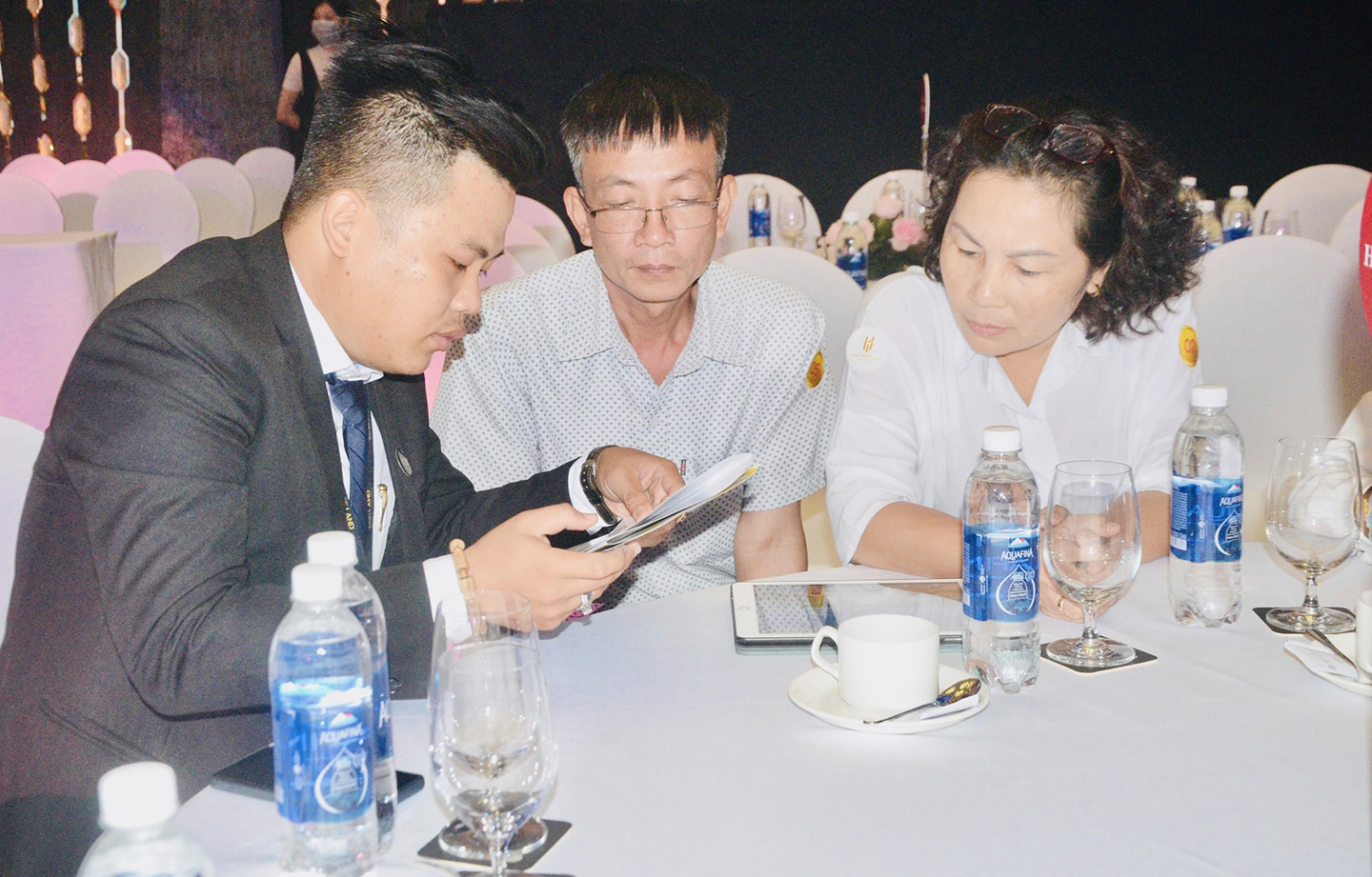 Khách hàng tìm hiểu dự án căn hộ chung cư Chí Linh center.  Ảnh: MINH TÂM