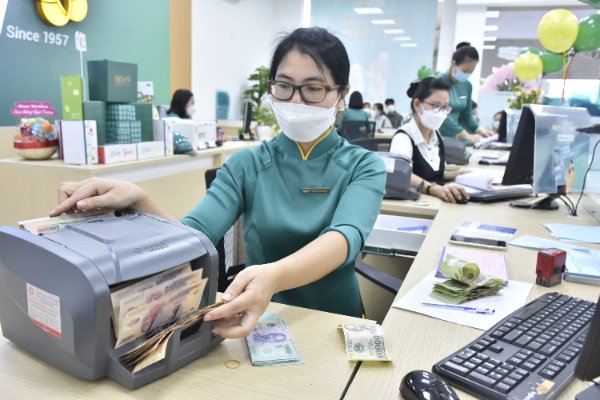 Nhân viên BIDV Phú Mỹ kiểm tra tiền cho khách hàng. Ảnh: NHẬT MINH