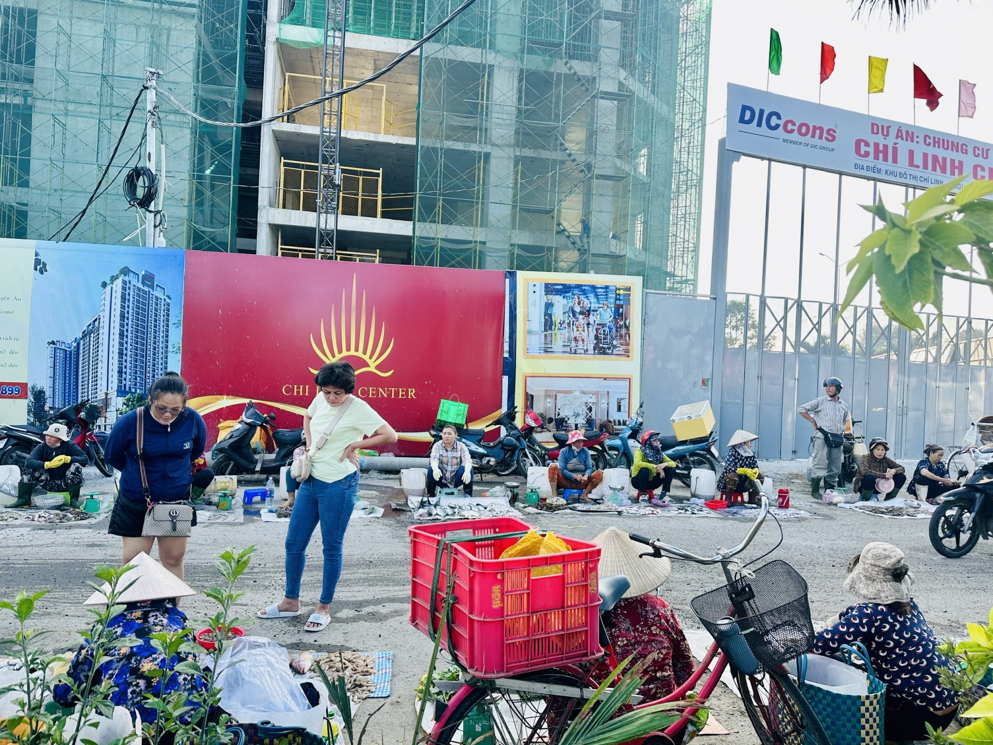 Người dân buôn bán ngay trước cổng công trình đang thi công dự án Chí Linh Center