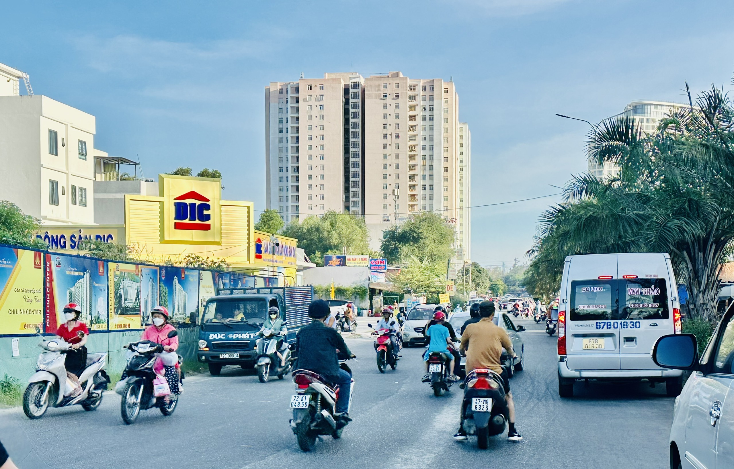 Trong khi chờ giải phóng mặt bằng để thông tuyến, chính quyền địa phương cần vào cuộc quyết liệt để bảo đảm an toàn giao thông và mỹ quan đô thị