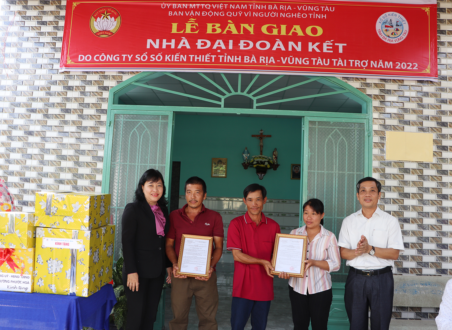 Ông Nguyễn Kế Toại, Phó Chủ tịch Ủy ban MTTQ Việt Nam tỉnh, Bà Phạm Thị Kim Thương, Phó Giám đốc ông ty TNHH MTV Xổ số Kiến thiết tỉnh Bà Rịa-Vũng Tàu trao Quyết định bàn giao nhà tới 2 hộ dân: Trần Văn Thuận (phường Phước Hòa) và Nguyễn Hồng Phong (phường Tân Phước).