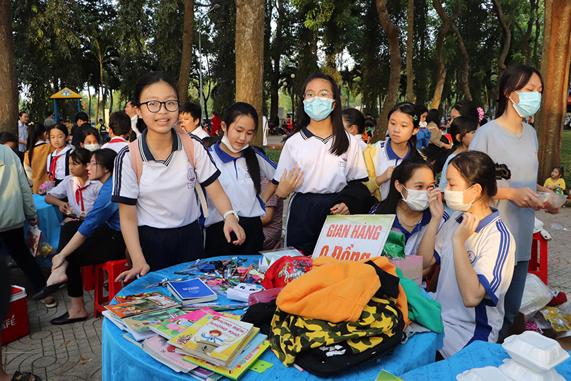 Nhiều món quà ý nghĩa tặng bạn bè của HS tại ngày hội phiên chợ “Kế hoạch nhỏ” năm 2023.