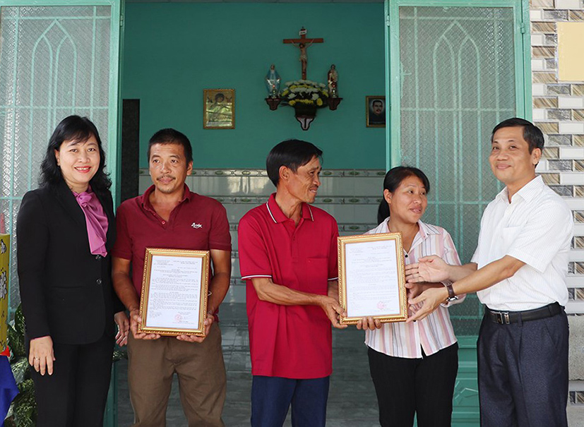 Ông Nguyễn Kế Toại, Phó Chủ tịch UBMTTQ Việt Nam tỉnh; bà Phạm Thị Kim Thương, Phó Giám đốc Công ty TNHH MTV Xổ số Kiến thiết tỉnh Bà Rịa-Vũng Tàu trao quyết định bàn giao nhà cho ông Nguyễn Hồng Phong (phường Tân Phước, thứ hai từ trái qua) và ông Trần Văn Thuận (phường Phước Hòa).