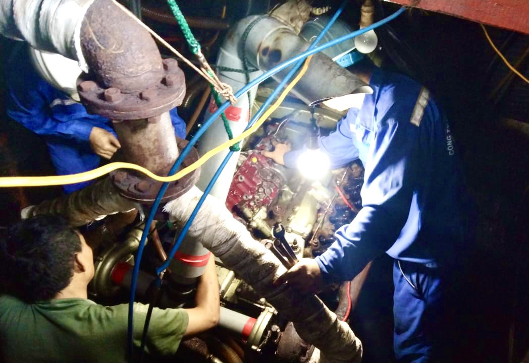 Cán bộ, nhân viên Trung tâm Dịch vụ hậu cần - kỹ thuật đảo Trường Sa khắc phục thành công sự cố hỏng máy cho tàu cá BTh 97097 TS.