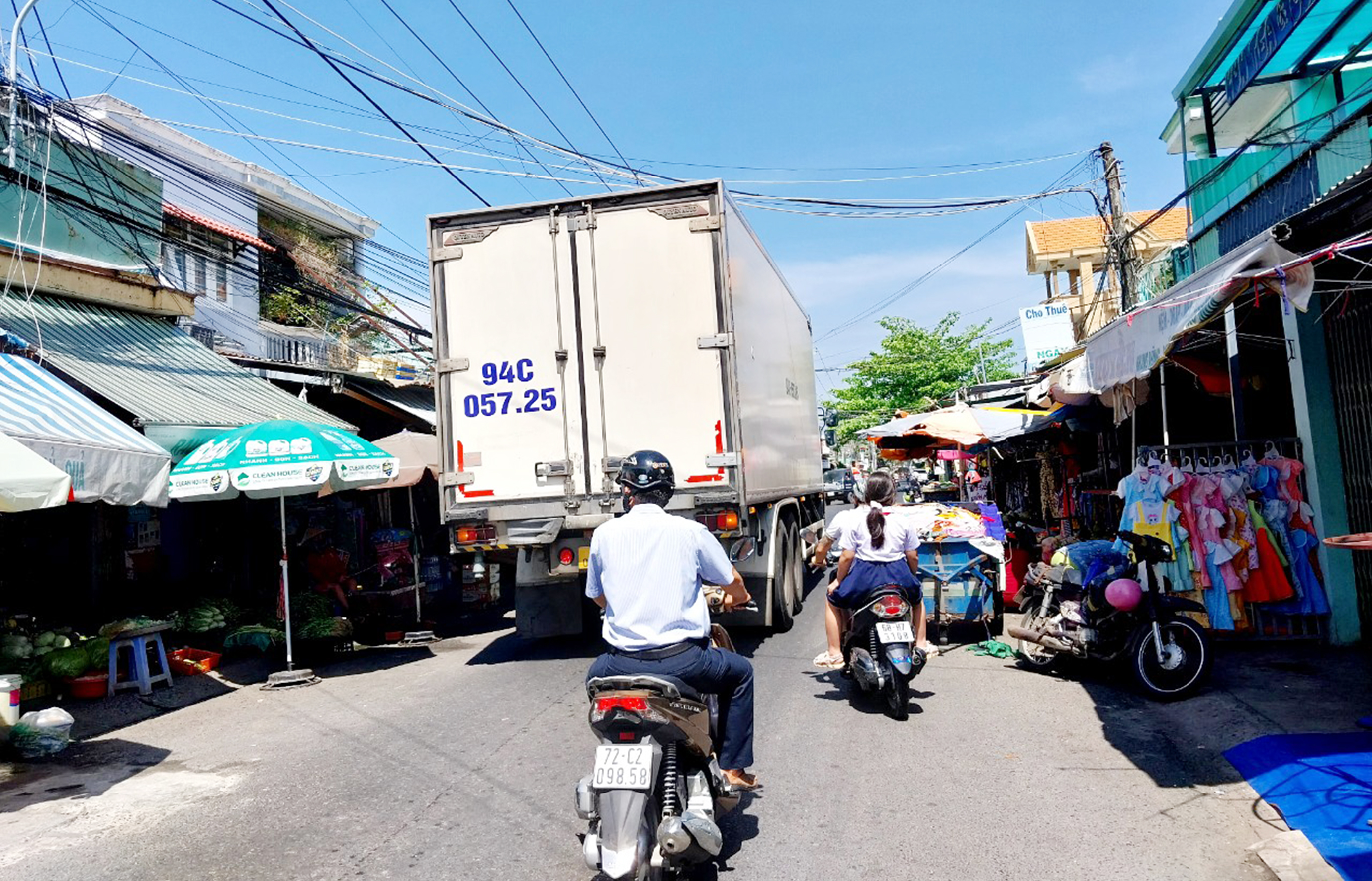 Việc buôn bán lấn chiếm lòng đường tại hẻm 1007 khiến các phương tiện đi lại khó khăn.