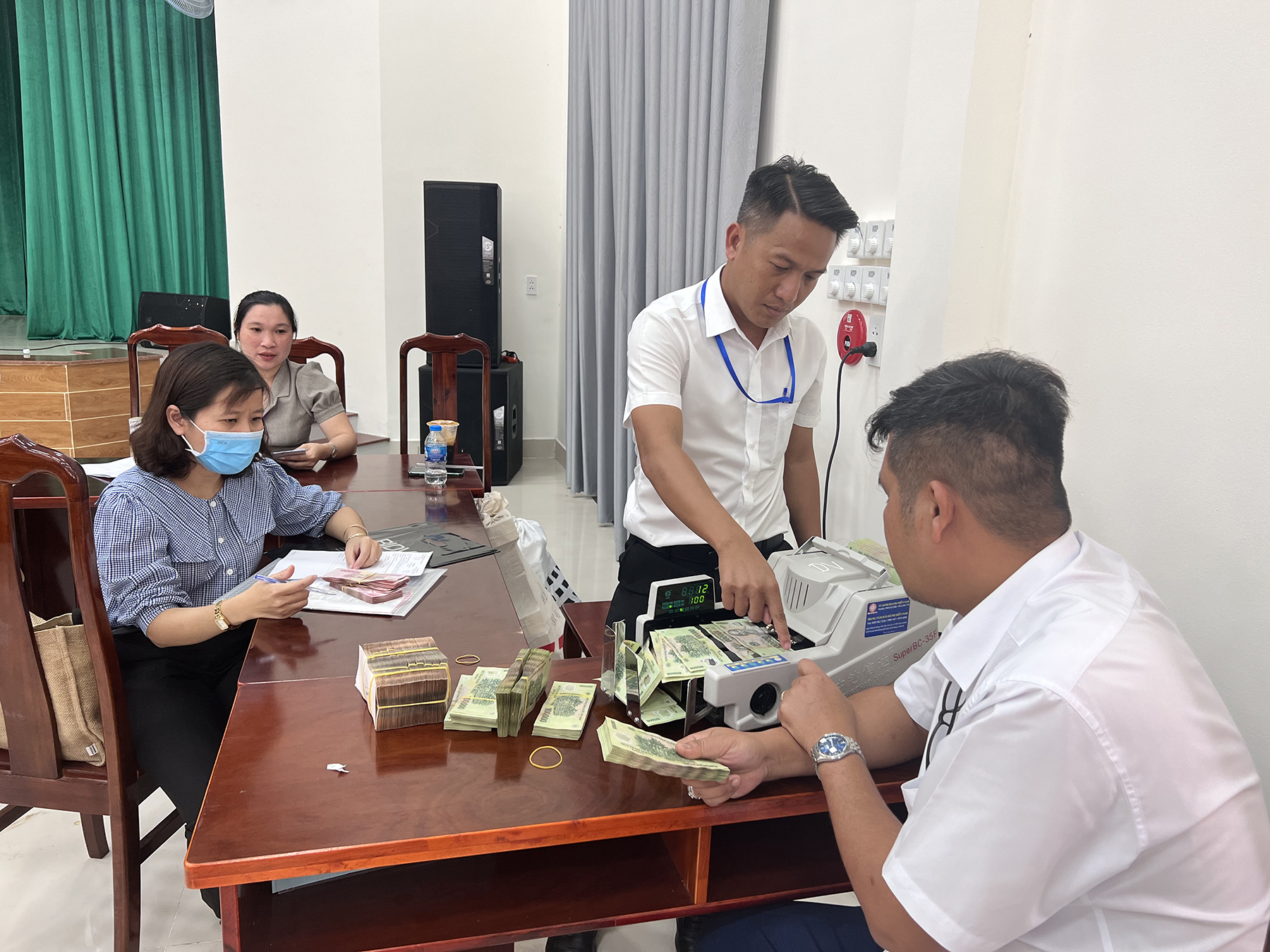 Người dân xã Hòa Long (TP.Bà Rịa) nhận tiền hỗ trợ, bồi thường thu hồi đất thuộc dự án cao tốc Biên Hòa - Vũng Tàu.