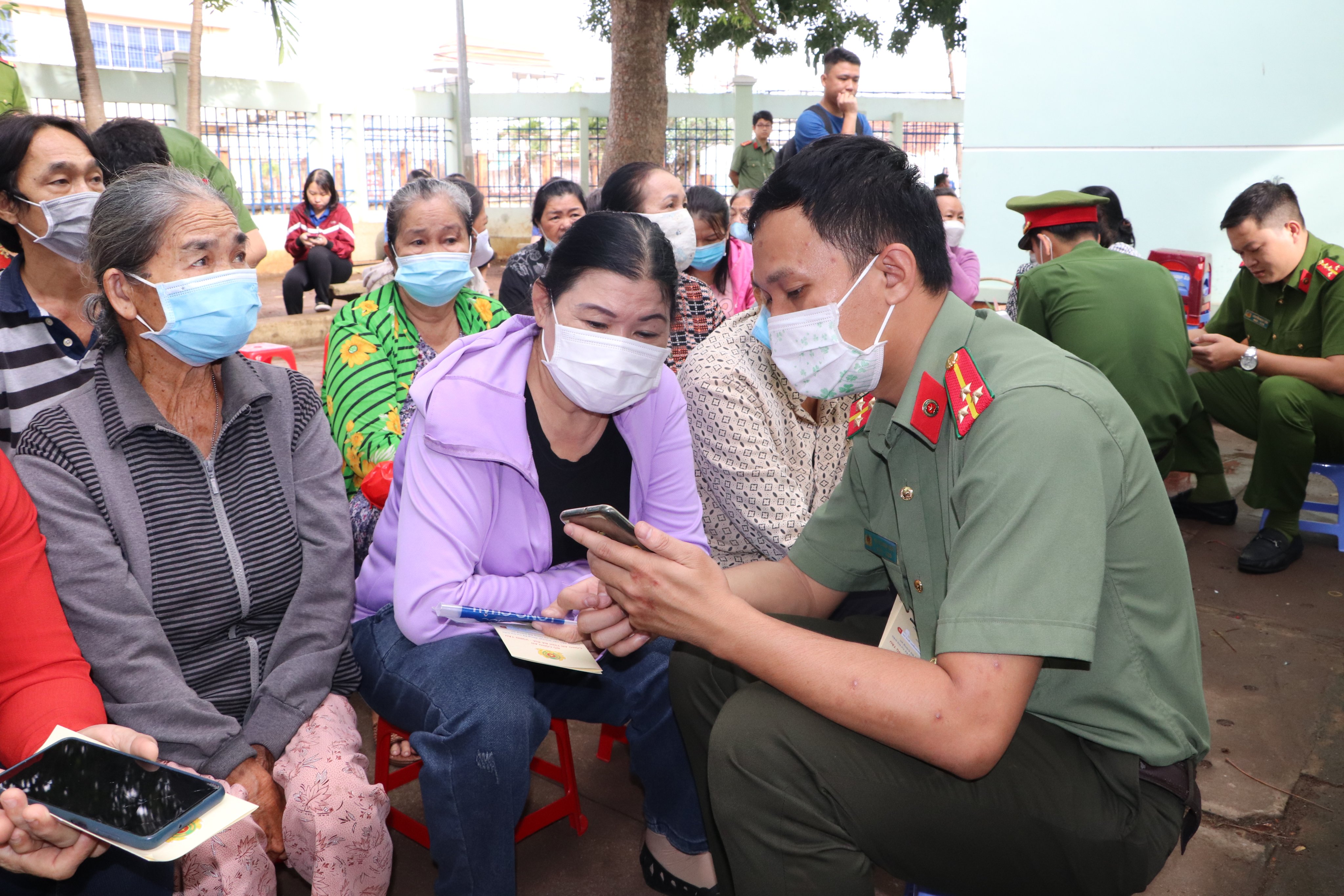 Đoàn viên thanh niên Công an tỉnh hướng dẫn người dân huyện Long Điền cài đặt mã định danh điện tử.