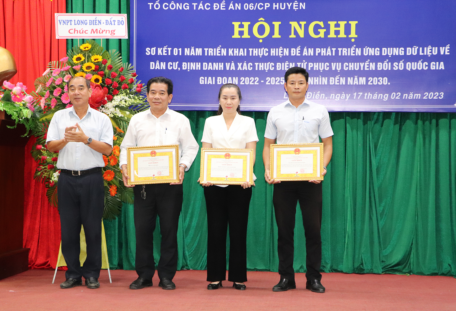Ông Lâm Văn Hồng, Chủ tịch UBND huyện tặng Giấy khen đến các tập thể có thành tích xuất sắc trong việc triển khai Đề án 06 năm 2022.