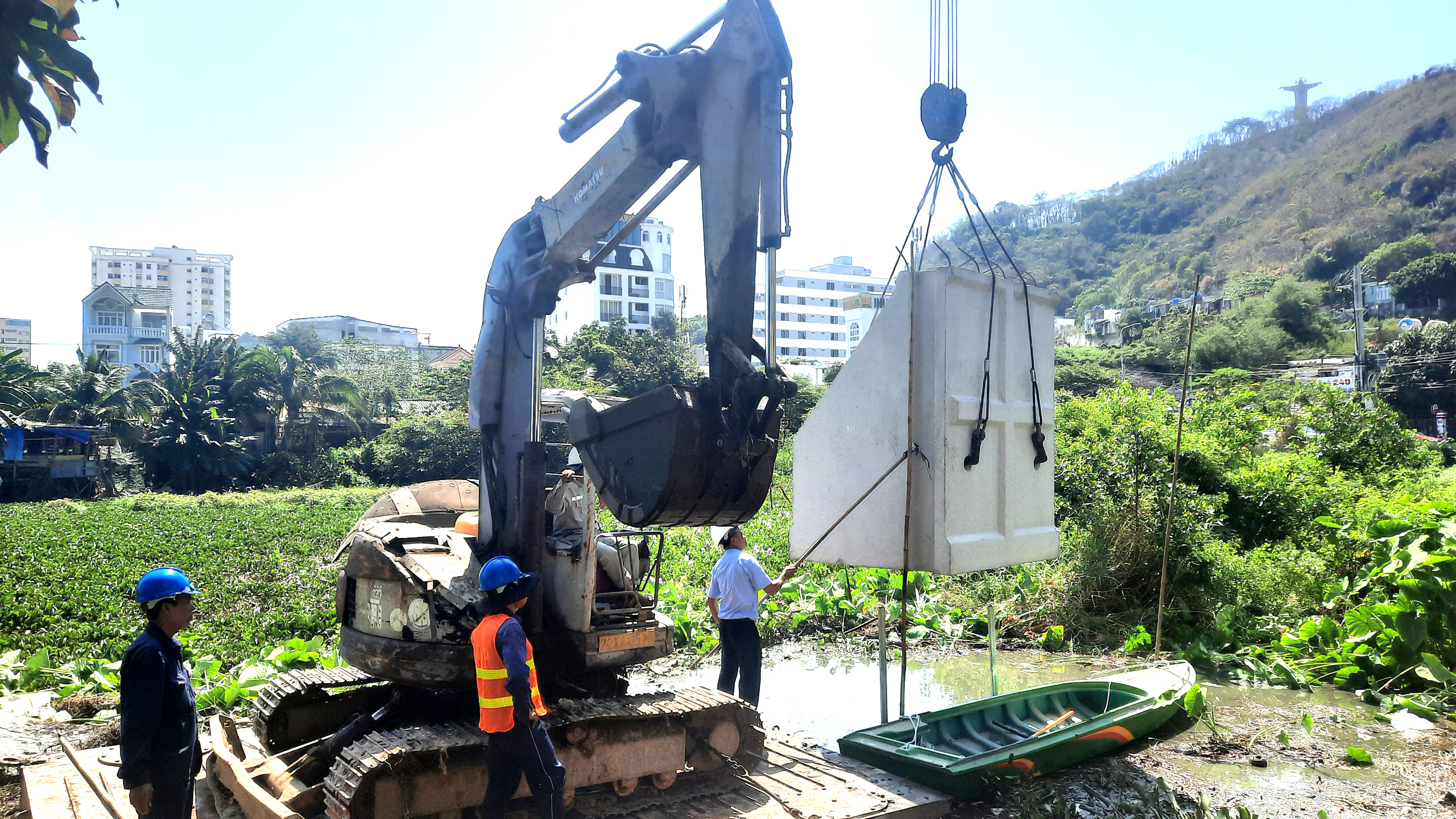 Kỹ sư, công nhân Công ty CP Khoa học-Công nghệ Việt Nam (Busadco)  thi công gói thầu số 7 “kè bảo vệ bờ và hệ thống hạ tầng kỹ thuật”  thuộc dự án “Khu công viên ao cá phường 2, TP. Vũng Tàu”.