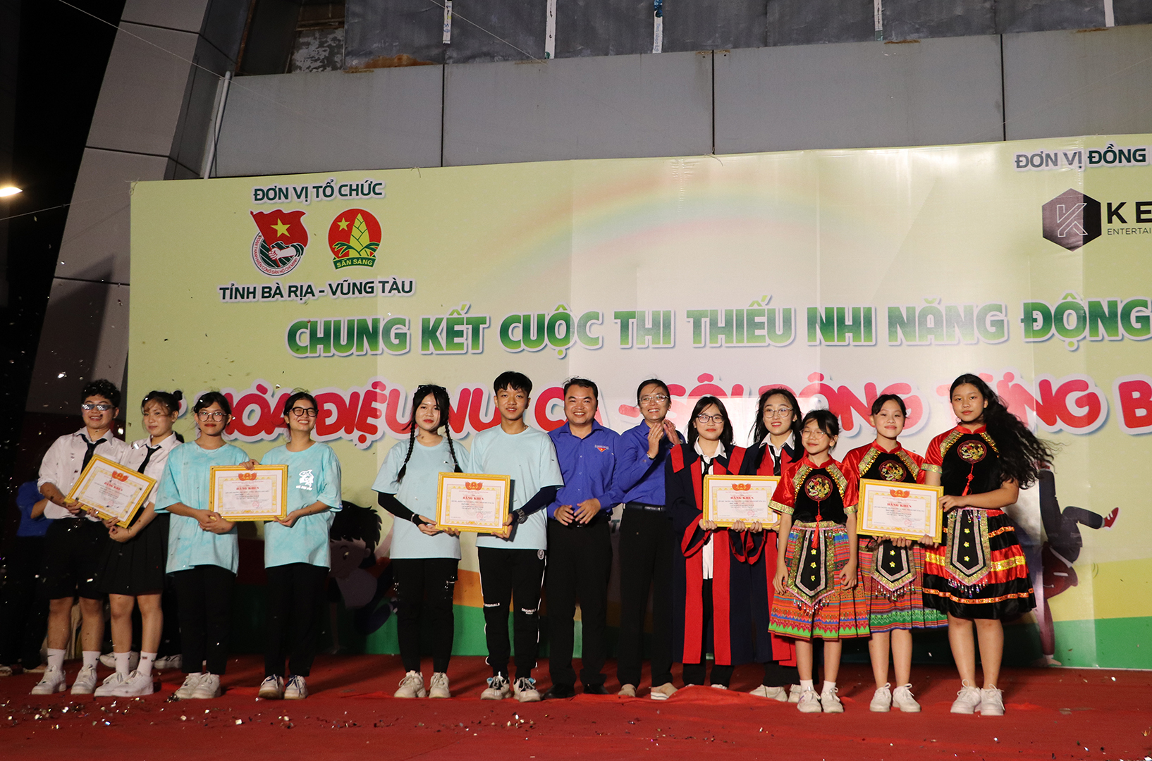 Ban Tổ chức trao giải Nhất, Nhì, Ba cho các đội thuộc bảng B.