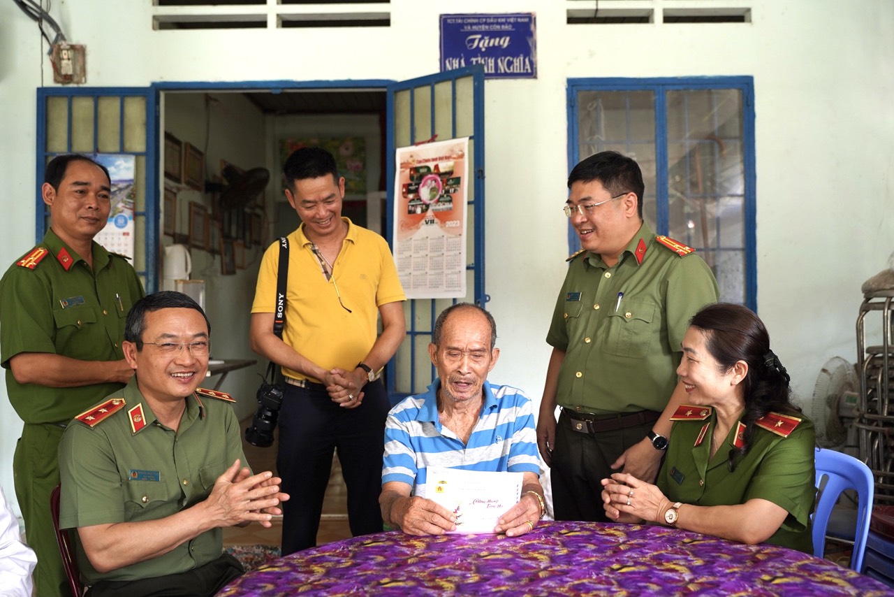 Tựng quà cho gia đình có công 