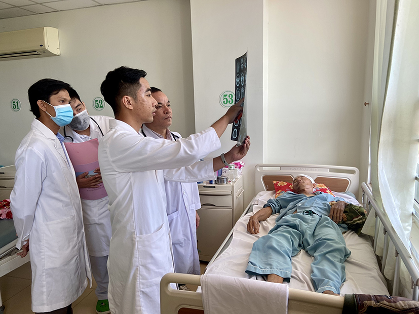 Bác sĩ Khoa Ngoại thần kinh (Bệnh viện Bà Rịa) hướng dẫn nghiệp vụ cho bác sĩ trẻ Võ Minh Sơn (đang cầm phim CT Scan).