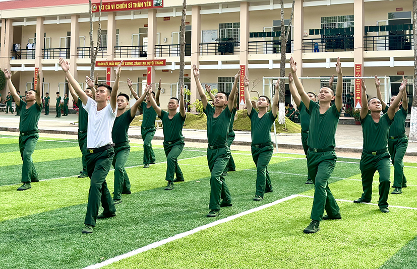 Chiến sĩ mới tập thể dục buổi sáng.