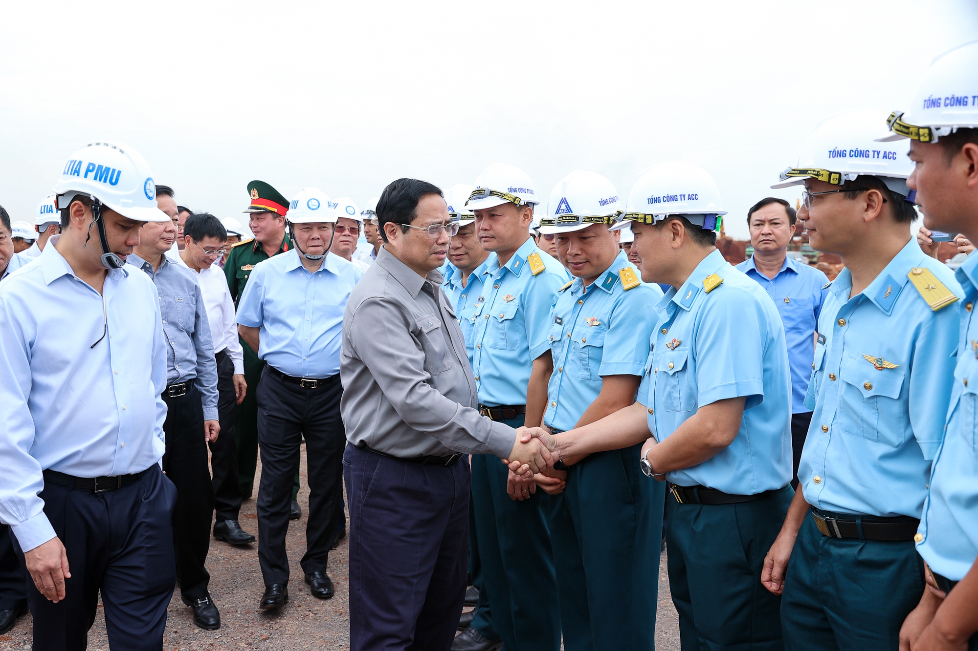 Thủ tướng Phạm Minh Chính kiểm tra hiện trường dự án sân bay quốc tế Long Thành, tỉnh Đồng Nai ngày 29/1. Ảnh: NHẬT BẮC