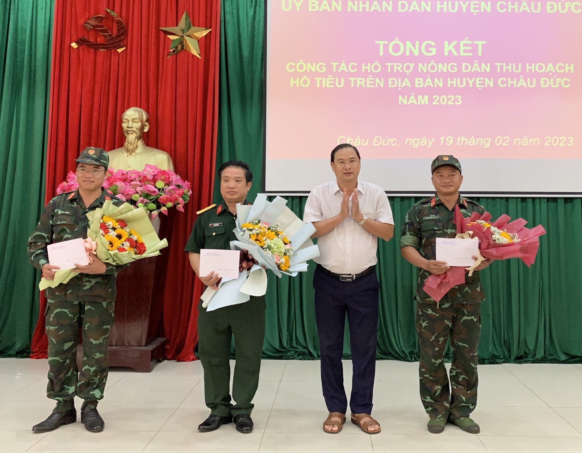 Ông Nguyễn Tấn Bản, Chủ tịch UBND huyện Châu Đức tặng hoa cảm ơn các lực lượng hỗ trợ người dân thu hoạch tiêu.