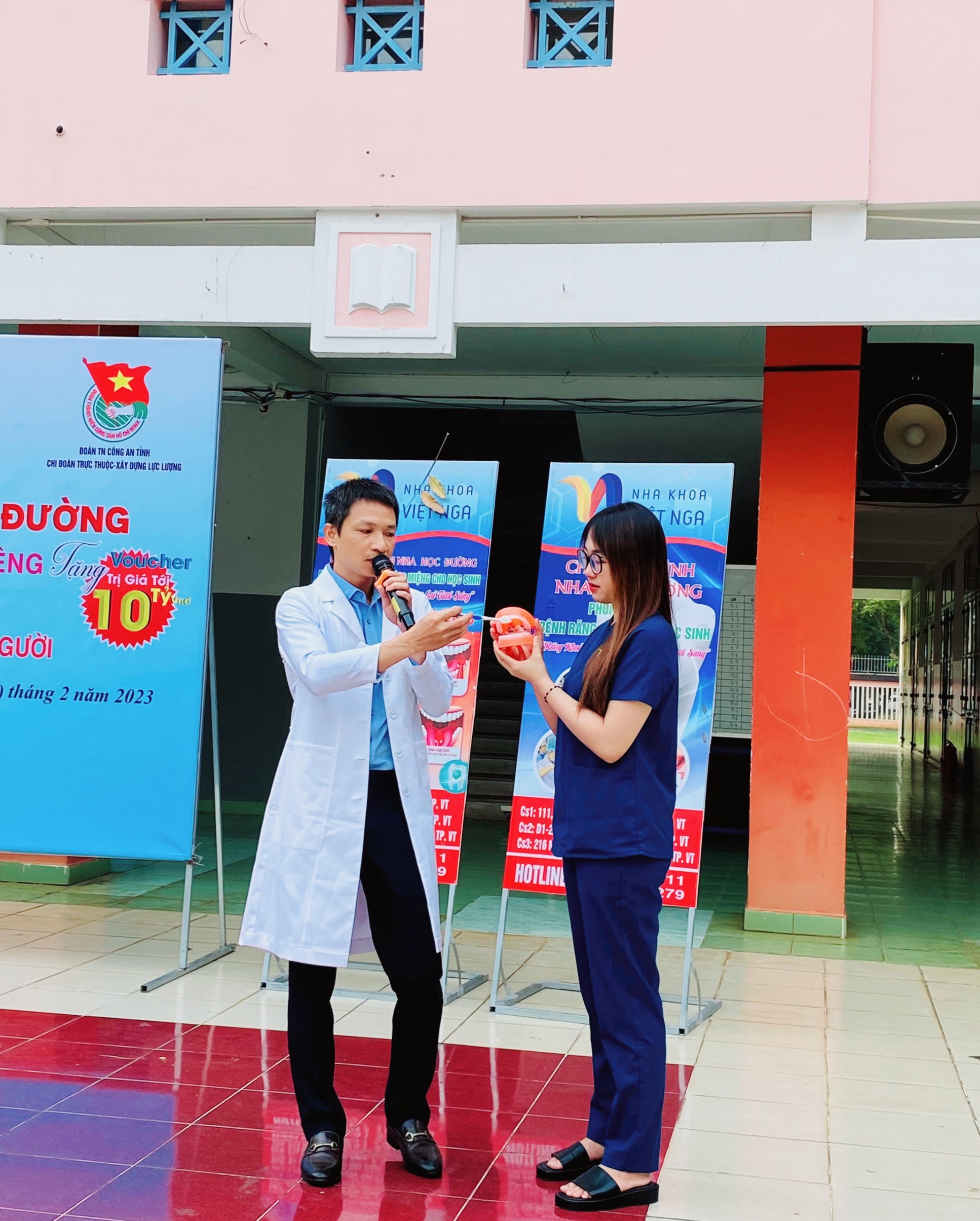 Bác sĩ Trần Hoàng Hưng hướng dẫn các em HS cách chải răng đúng cách để bảo vệ sức khỏe răng miệng.