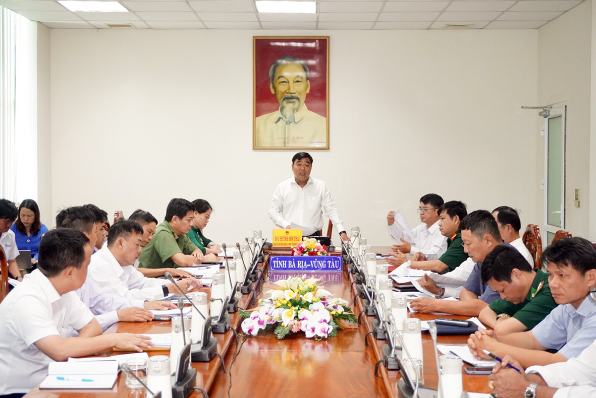 Giám đốc Sở NN-PTNT tỉnh Huỳnh Sơn Thái phát biểu tham luận tại Hội nghị.