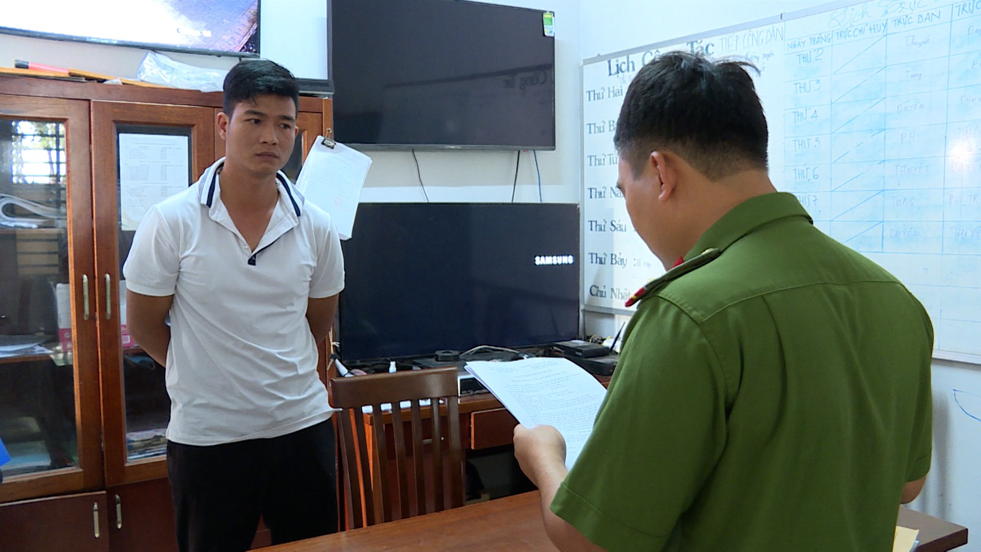 Cơ quan Công an TP.Bà Rịa đọc lệnh khởi tố bị can và bắt đối với ông Tuấn