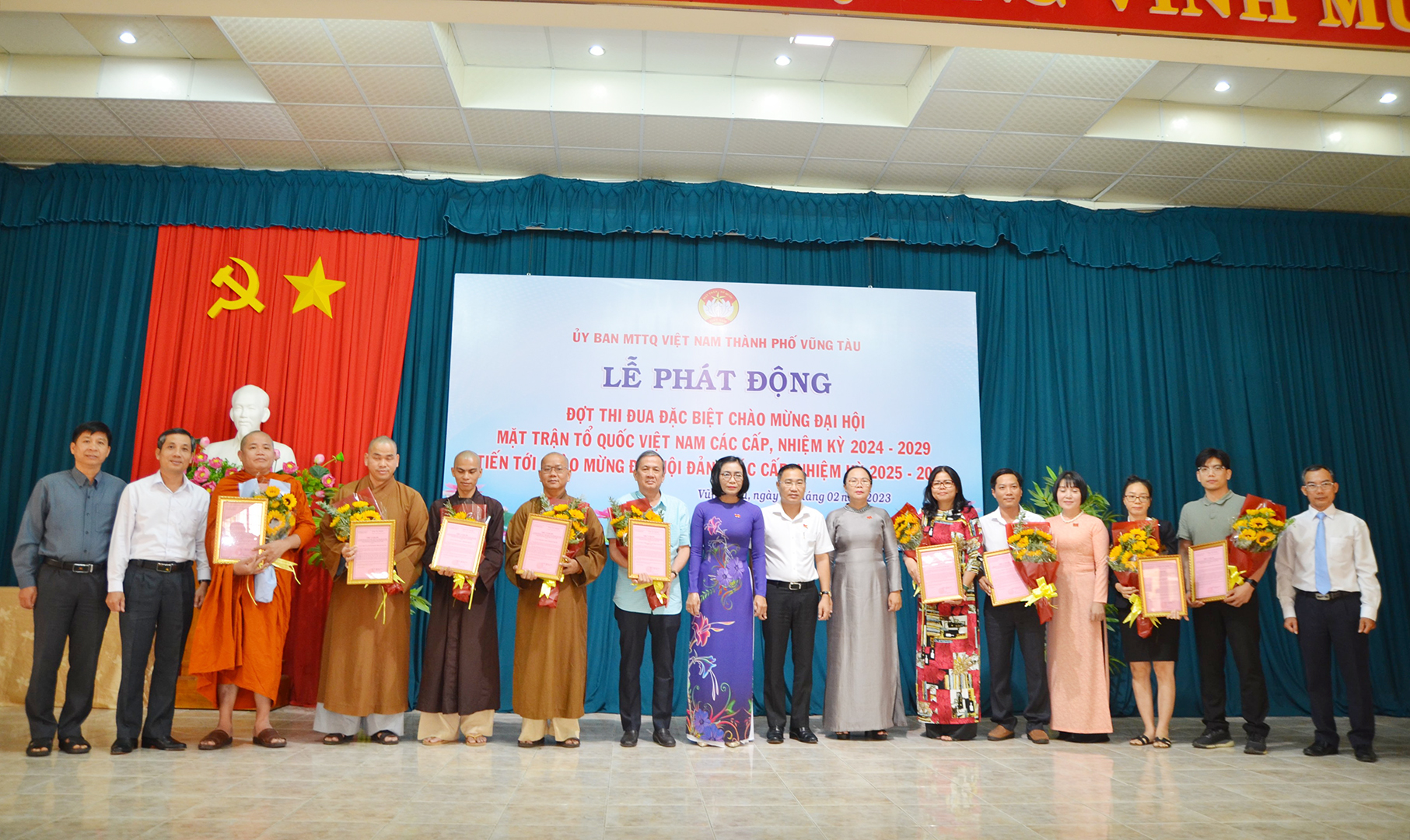 Lãnh đạo Ủy ban MTTQ Việt Nam tỉnh, lãnh đạo TP.Vũng Tàu cảm ơn các nhà hảo tâm, mạnh thường quân ủng hộ tại lễ phát động.
