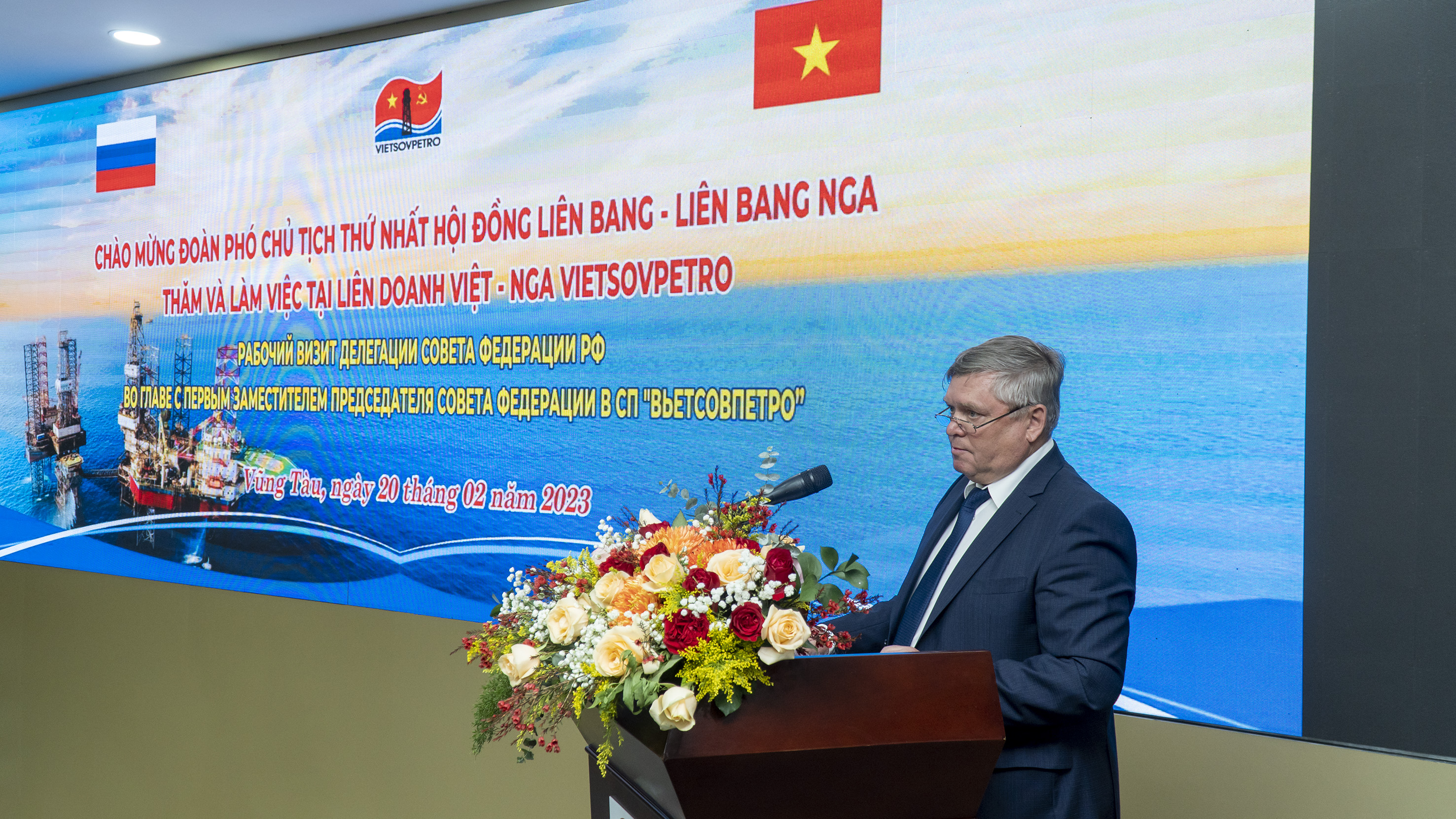 Ông Saraev O.P. – Phó Tổng Giám đốc thứ nhất Liên doanh Việt - Nga Vietsovpetro báo cáo tình hình sản xuất kinh doanh của đơn vị tại buổi làm việc.