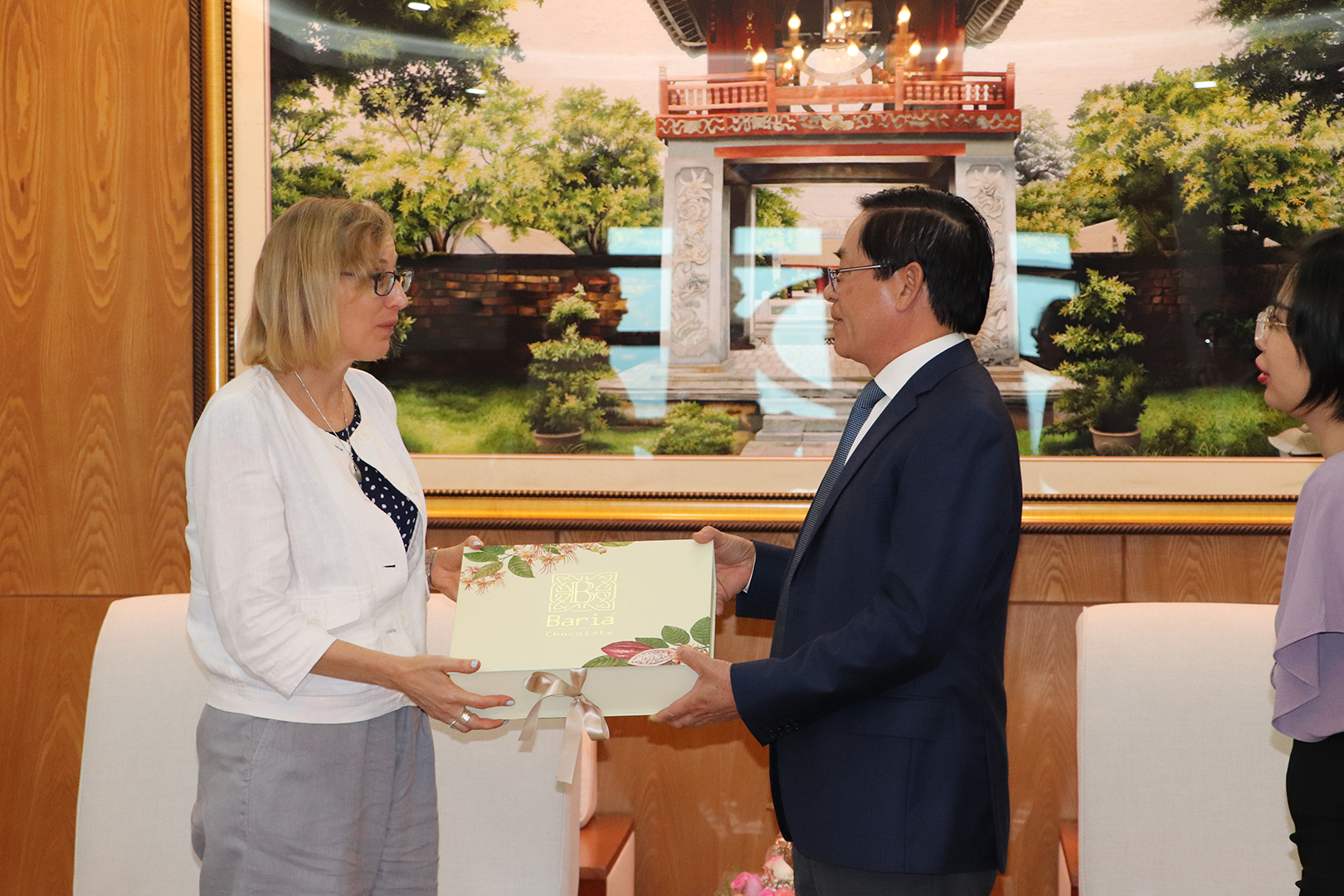 Ông Phạm Viết Thanh tặng quà tới bà Susan Burns nhân chuyến thăm và làm việc của bà tại tỉnh Bà Rịa-Vũng Tàu.