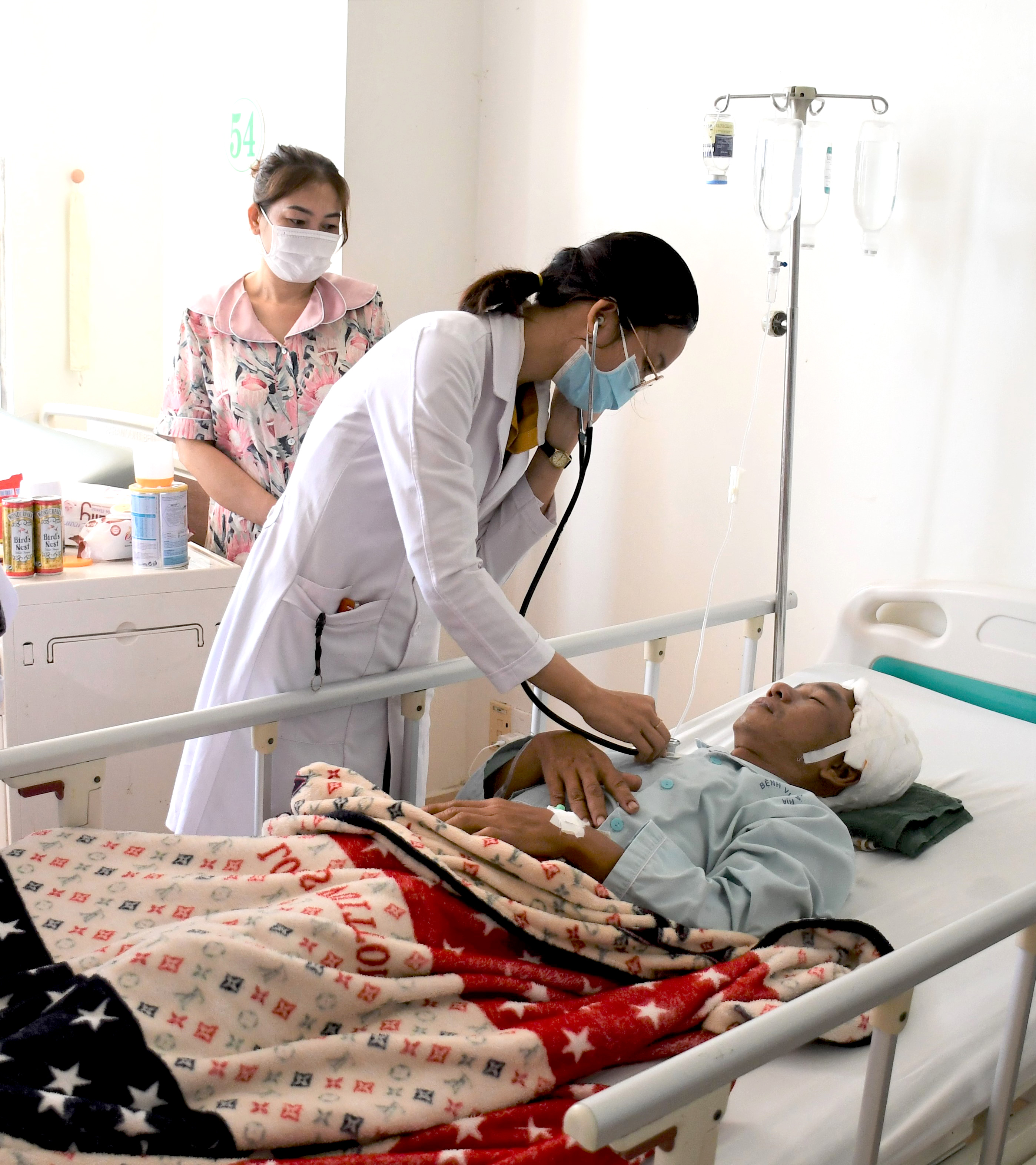 Bác sĩ Lê Thị Thùy Dương (TTYT huyện Đất Đỏ) học tập nâng cao kỹ năng thực hành tại Bệnh viện Bà Rịa.