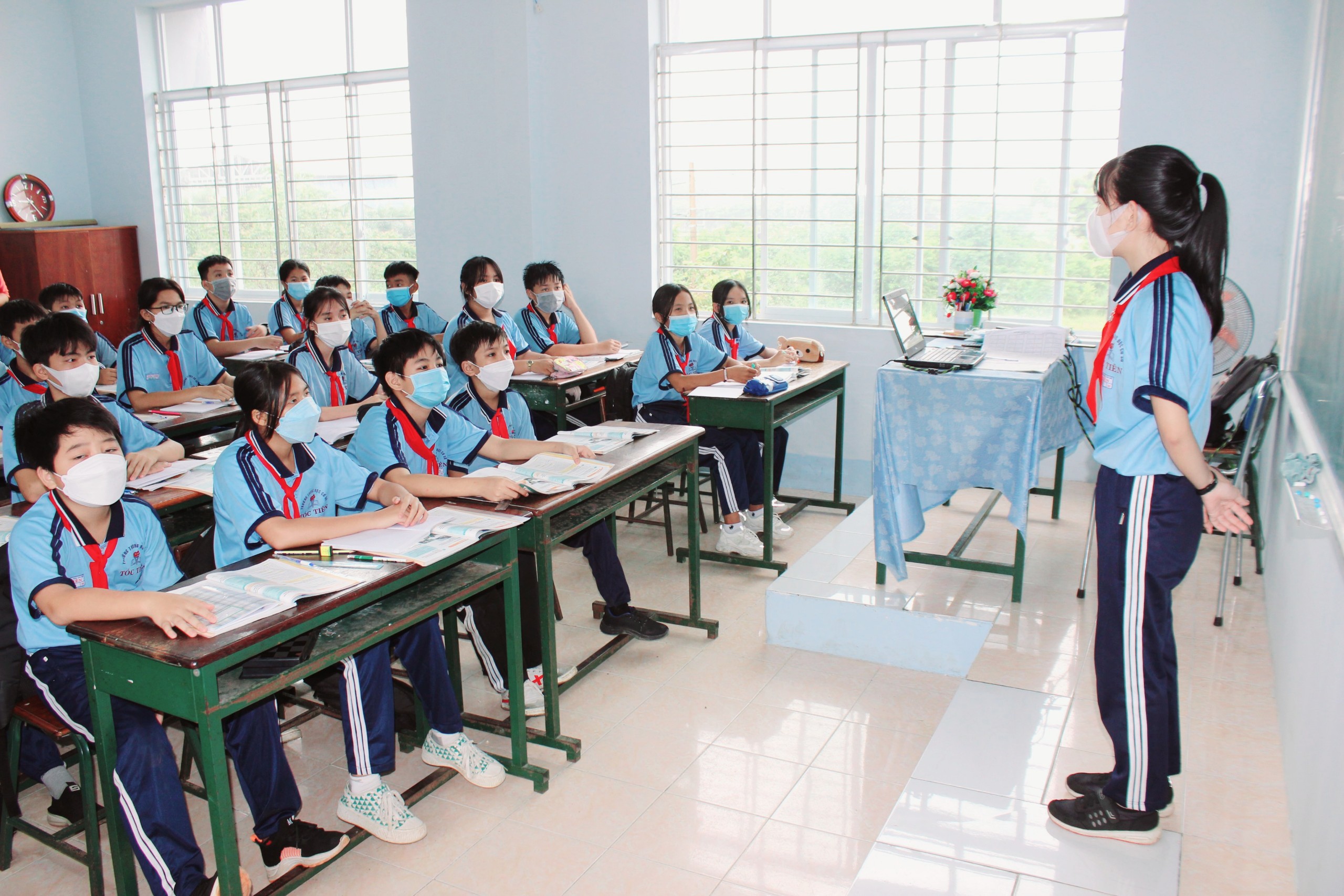 Sau khi kháo sát, TX. Phú Mỹ đề xuất giờ vào học buổi sáng của HS THCS là 7 giờ như hiện hành. Trong ảnh: HS Trường THCS Tóc Tiên (TX. Phú Mỹ) trong tiết học tiếng Anh.
