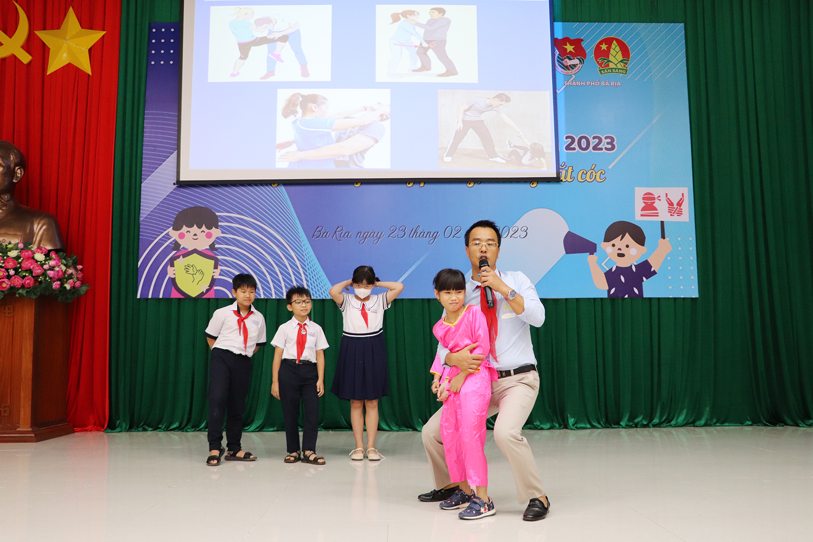 Các em học sinh được thị phạm kỹ năng tự vệ khi bị bắt cóc.