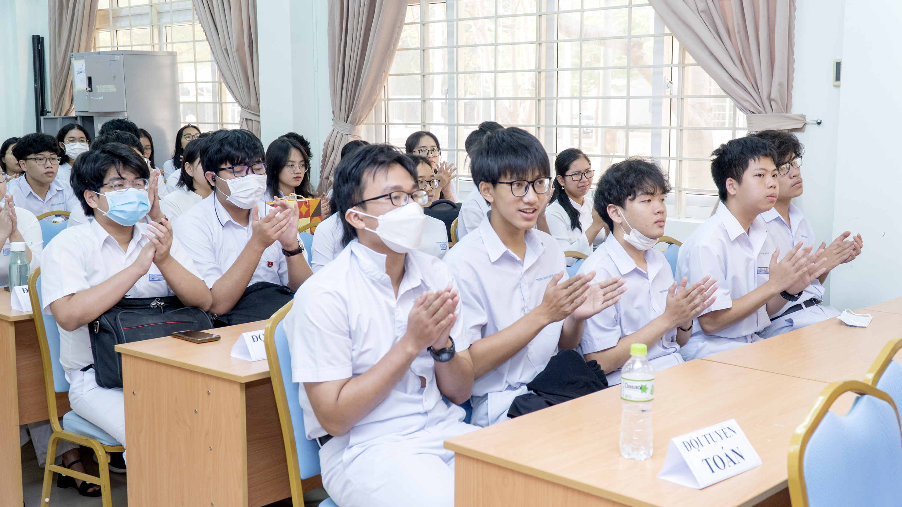 Các thí sinh tham gia kỳ thi.