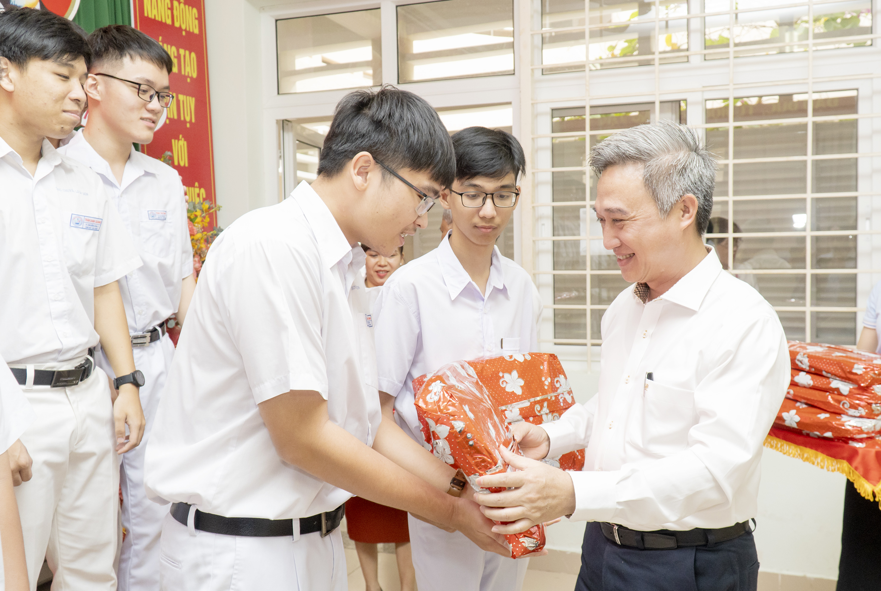 Ông Đặng Minh Thông, Ủy viên Ban Thường vụ Tỉnh ủy, Phó Chủ tịch UBND tỉnh tặng quà động viên, khích lệ các thí sinh.