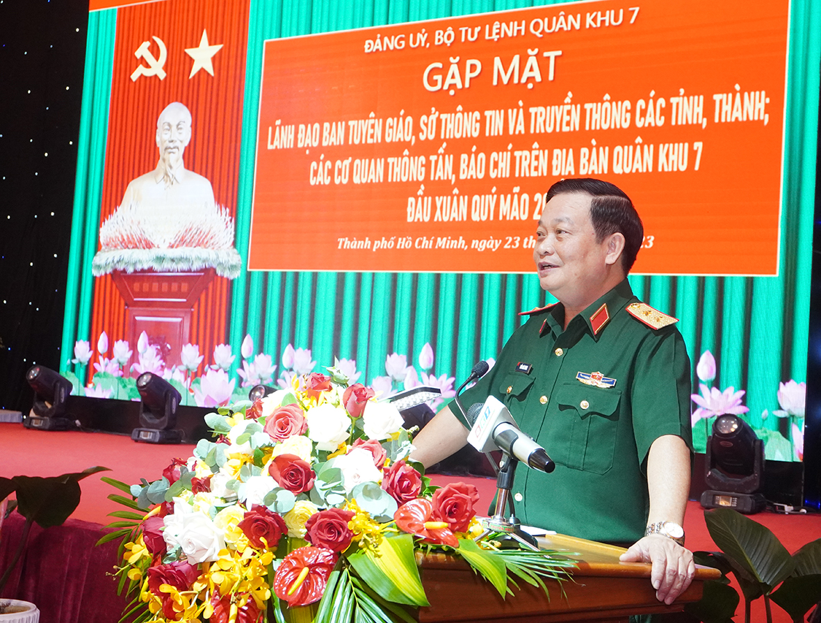 Trung tướng Trần Hoài Trung, Bí thư Đảng ủy, Chính ủy Quân khu 7 phát biểu tại buổi họp mặt.