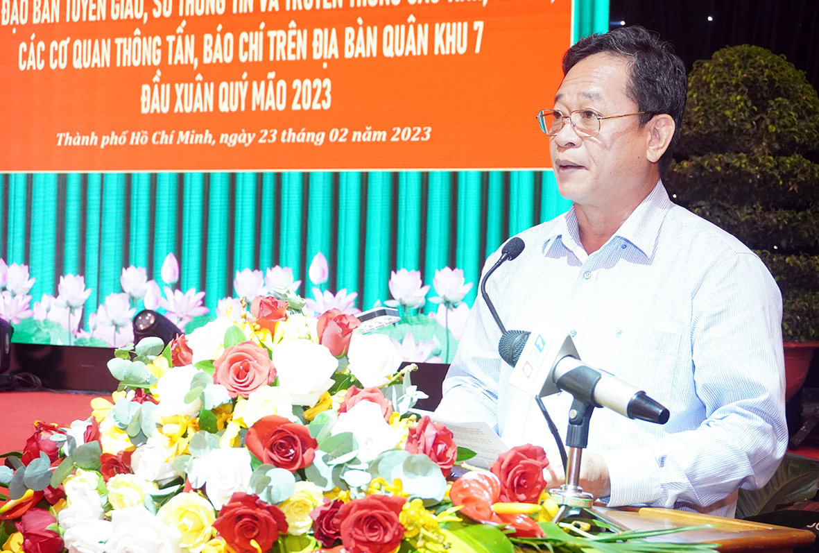 Ông Lê Văn Lâm, Phó Trưởng Ban Tuyên giáo Tỉnh ủy phát biểu tham luận tại buổi họp mặt.