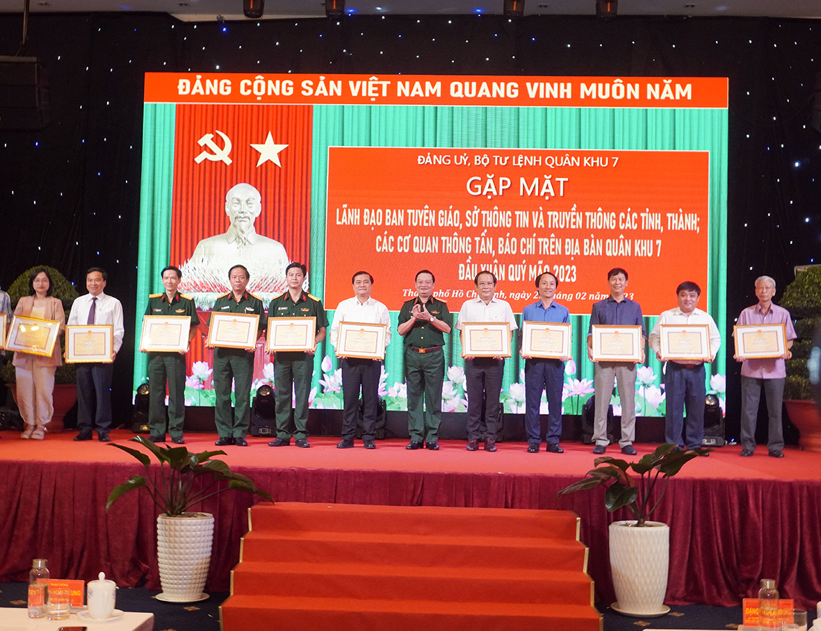Trung tướng Trần Hoài Trung, Bí thư Đảng ủy, Chính ủy Quân khu 7 tặng Bằng khen cho các tập thể có thành tích xuất sắc