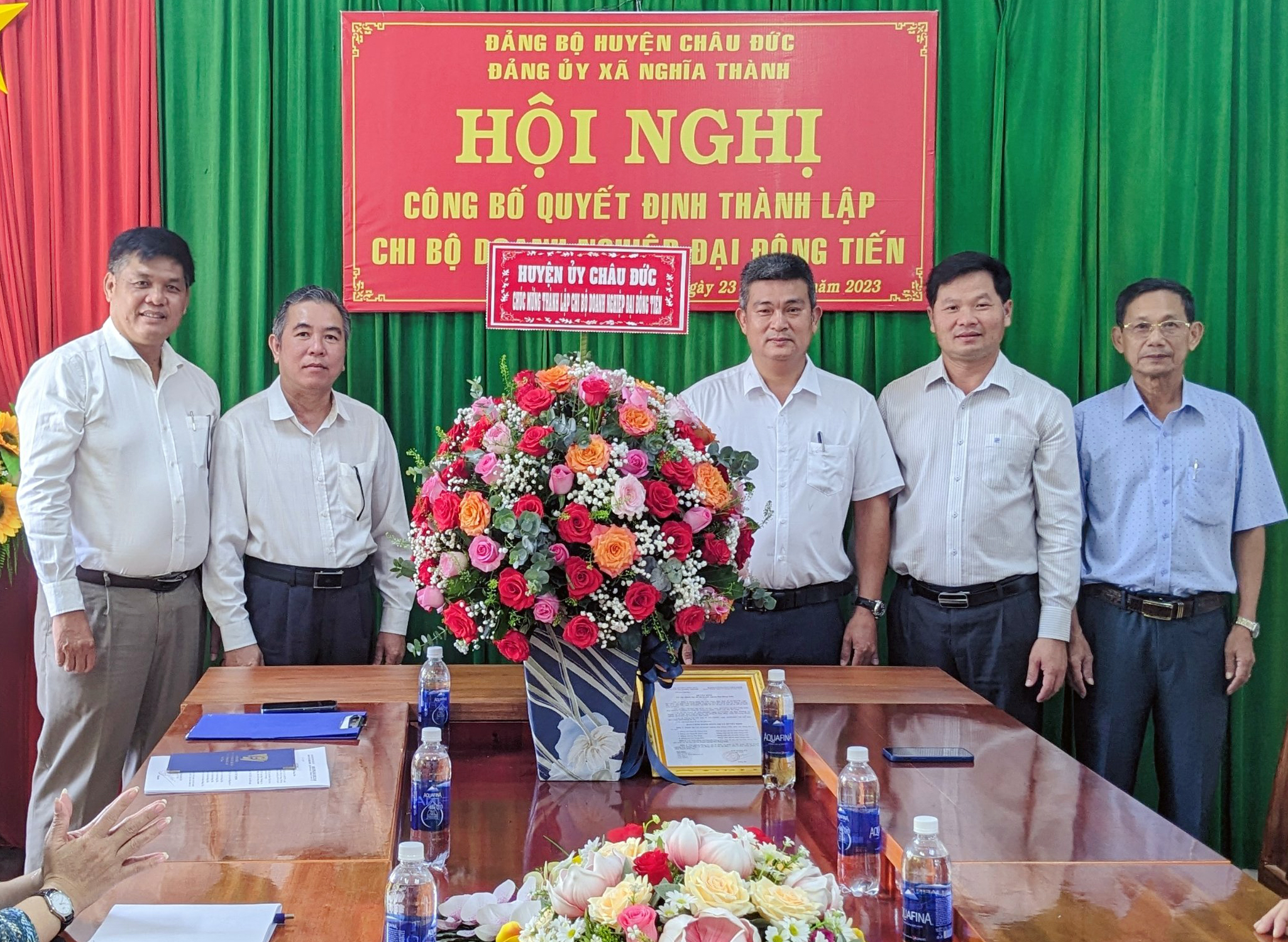 Chú thích ảnh: Ông Lê Thanh Liêm, phó Bí thư Huyện ủy Châu Đức (thứ 2 từ phải qua) đến dự và tặng hoa chúc mừng chi bộ.