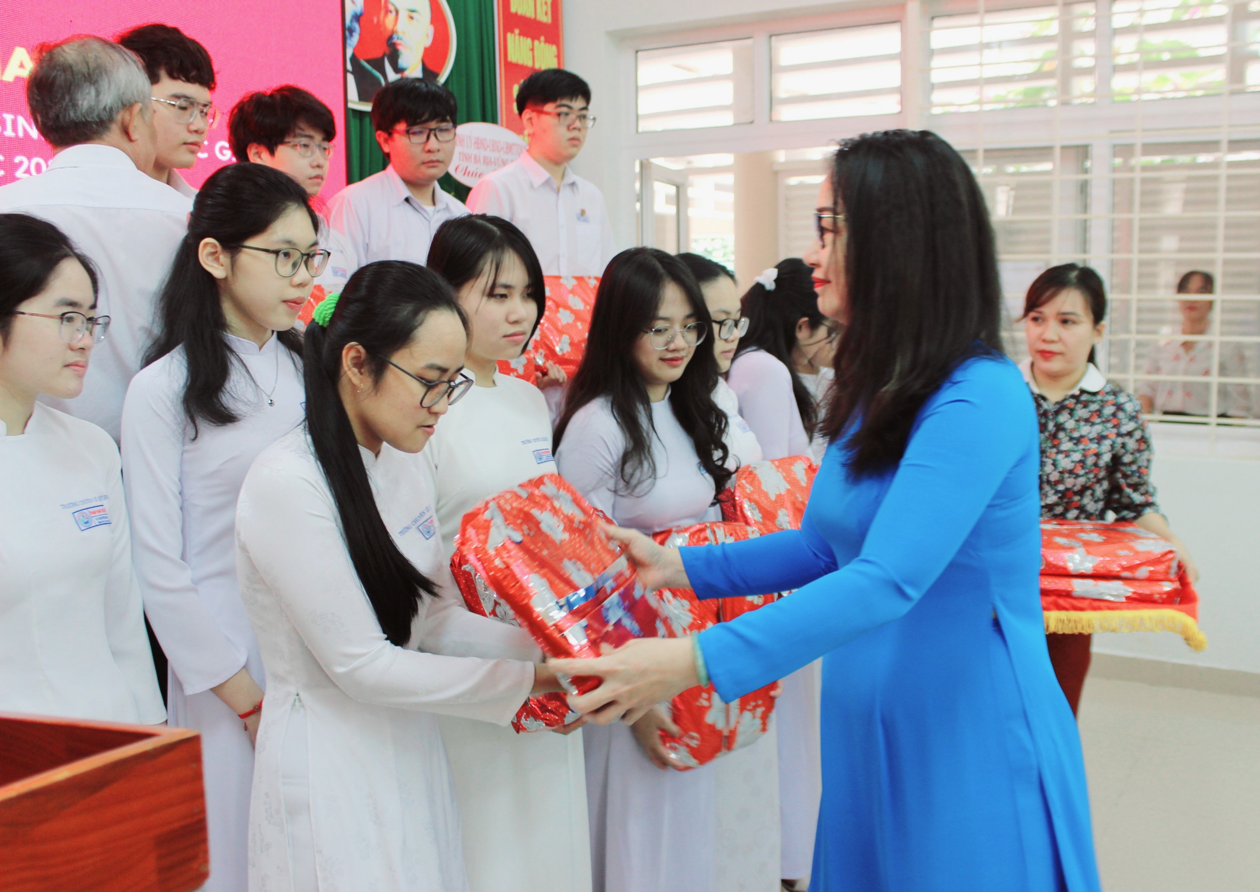 Bà Trần Thị Ngọc Châu, Giám đốc Sở GD-ĐT trao quà, động viên tinh thần các thí sinh trước khi bước vào Kỳ thi chọn HS giỏi Quốc gia năm học 2022-2023.