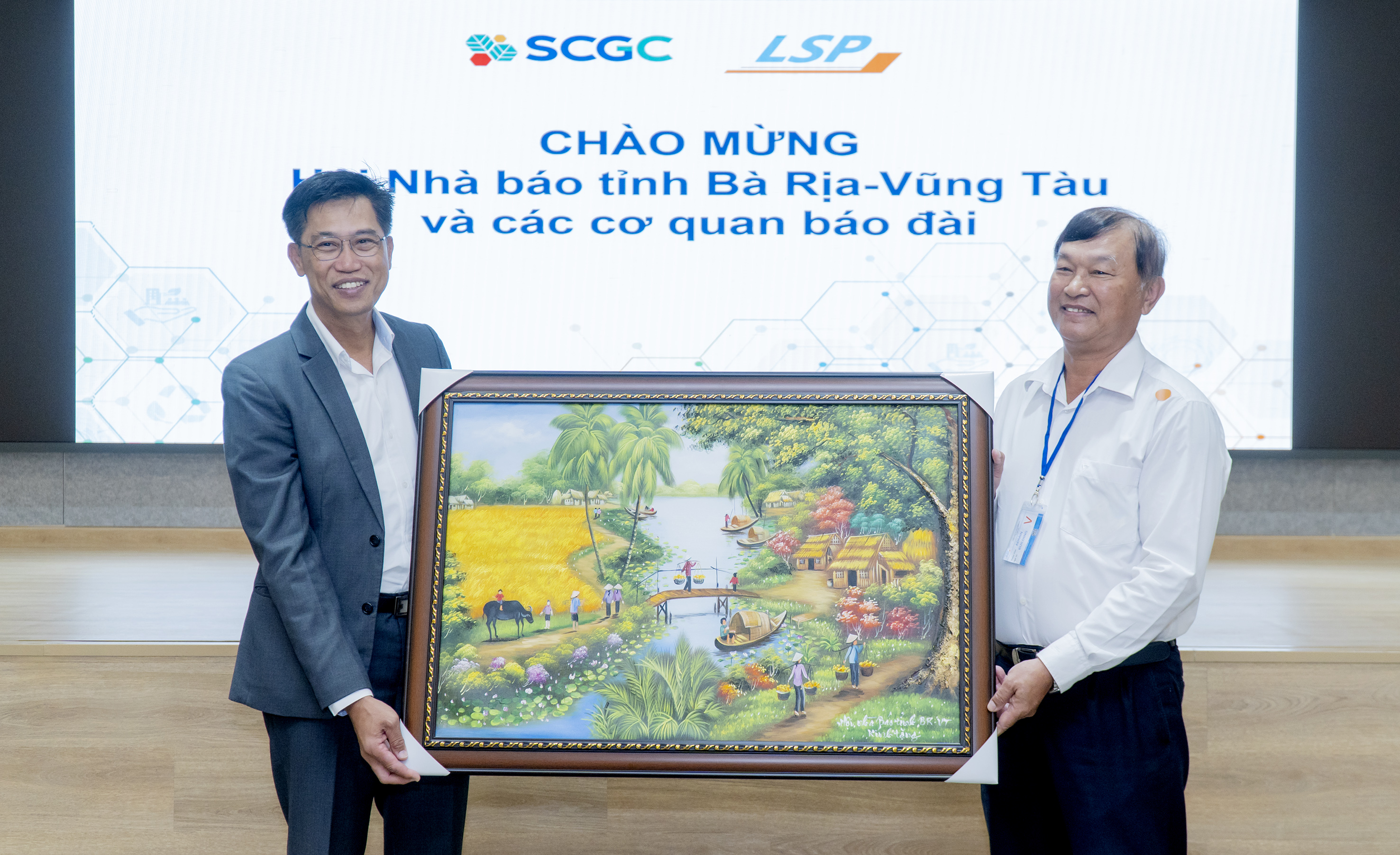 Ông Phan Đức Hiền, Chủ tịch Hội Nhà báo tỉnh tặng quà lưu niệm cảm ơn Công ty LSP tại chương trình.