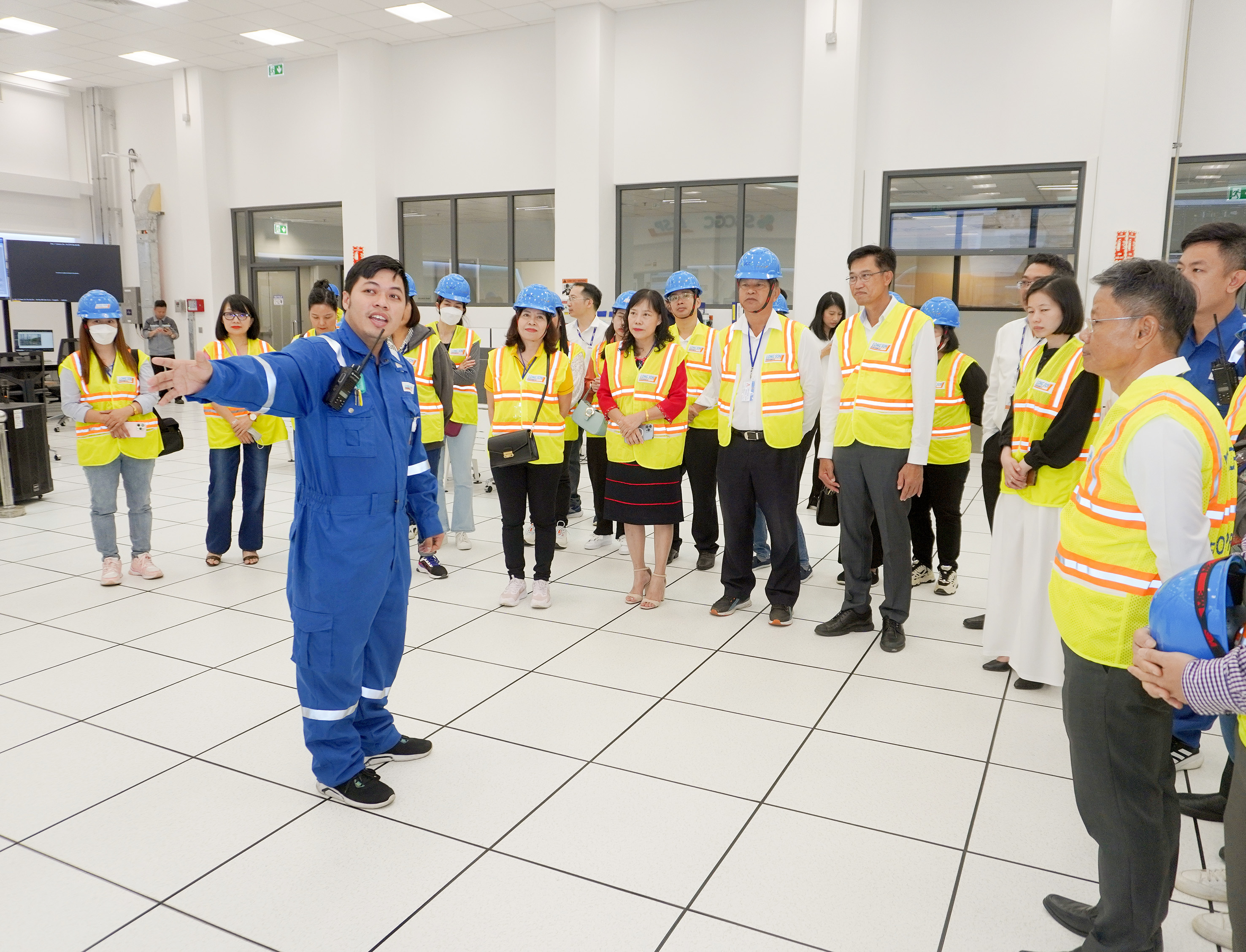 Các đại biểu thăm quan nhà máy tiện ích trung tâm của dự án.