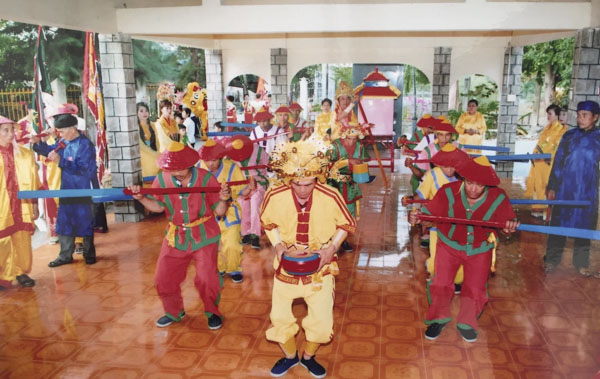 Diễn xướng nghệ thuật hát bả trạo của Đội chèo bả trạo Dinh Cô (TT. Long Hải, huyện Long Điền) tại Lễ hội Dinh Cô - Long Hải.