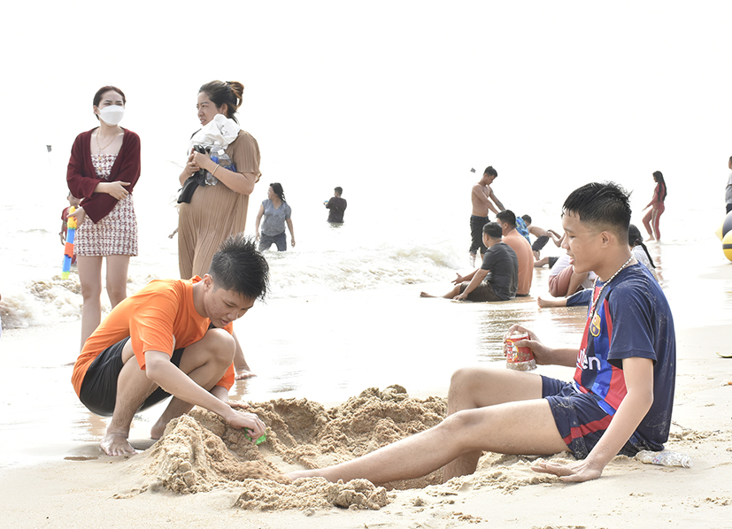 Du khách vui chơi tại bãi tắm công cộng Hồ Tràm.
