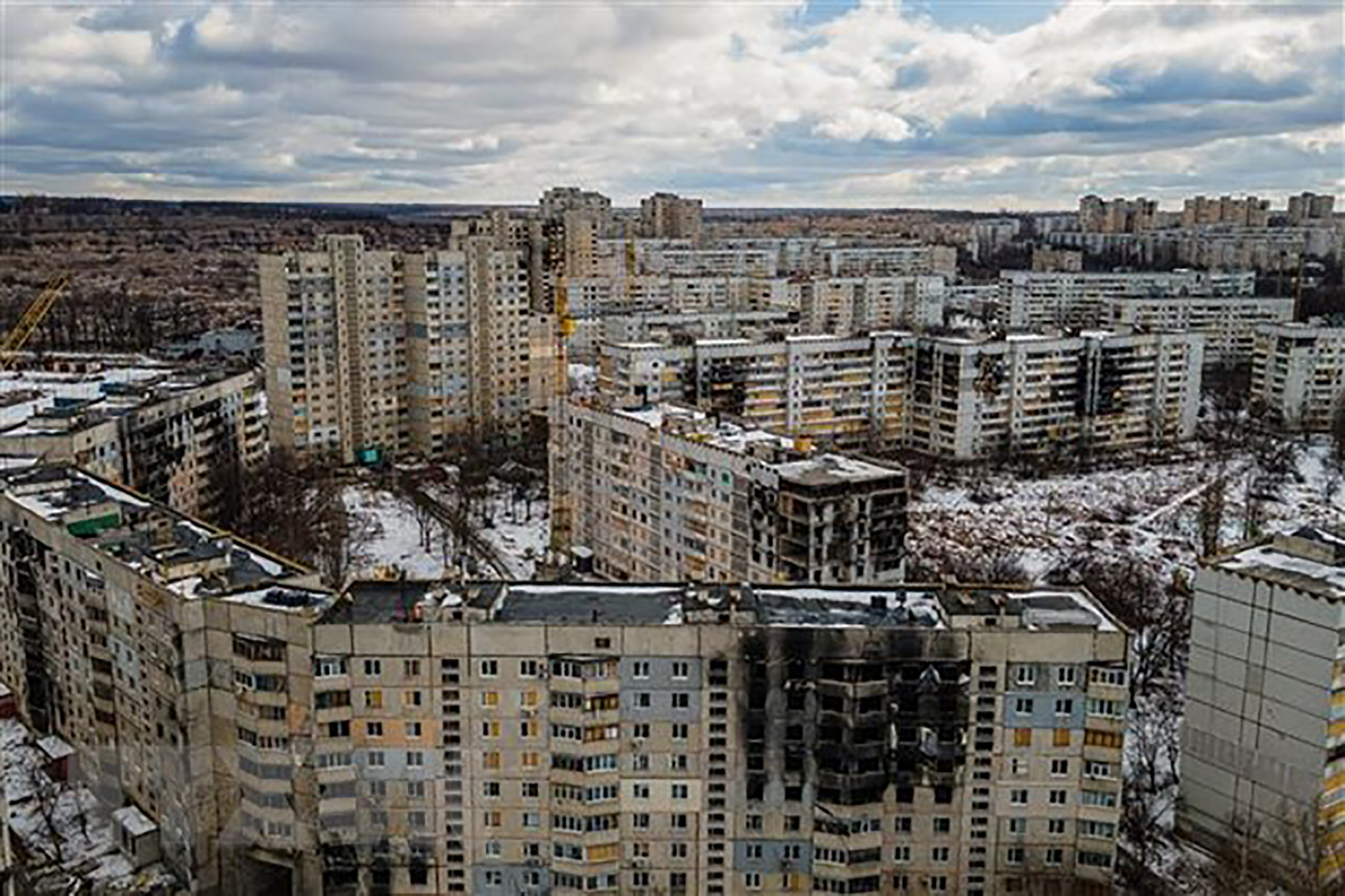 Một tòa chung cư bị phá hủy trong xung đột, tại Saltivka thuộc vùng Kharkiv, Ukraine.