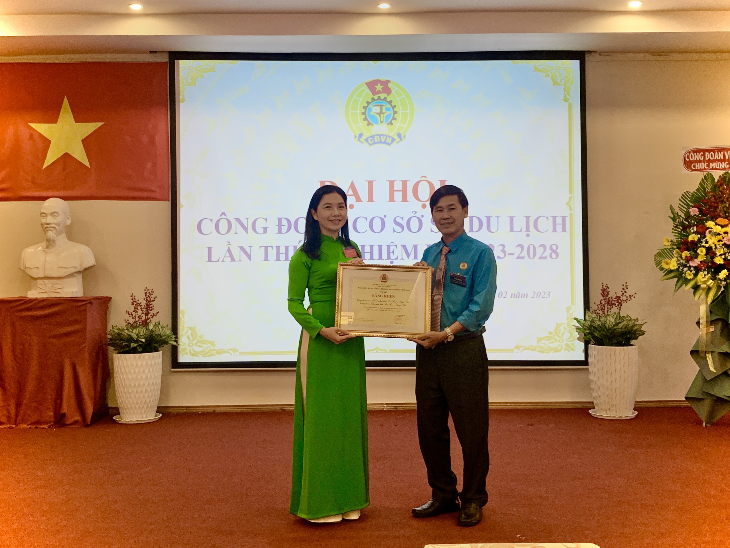 Ông Nguyễn Việt Dũng, Chủ tịch Công đoàn Viên chức tỉnh trao Bằng khen của Tổng LĐLĐ Việt Nam cho Công đoàn cơ sở Sở Du lịch vì đã có thành tích xuất sắc trong công tác Công đoàn nhiệm kỳ 2017-2022.