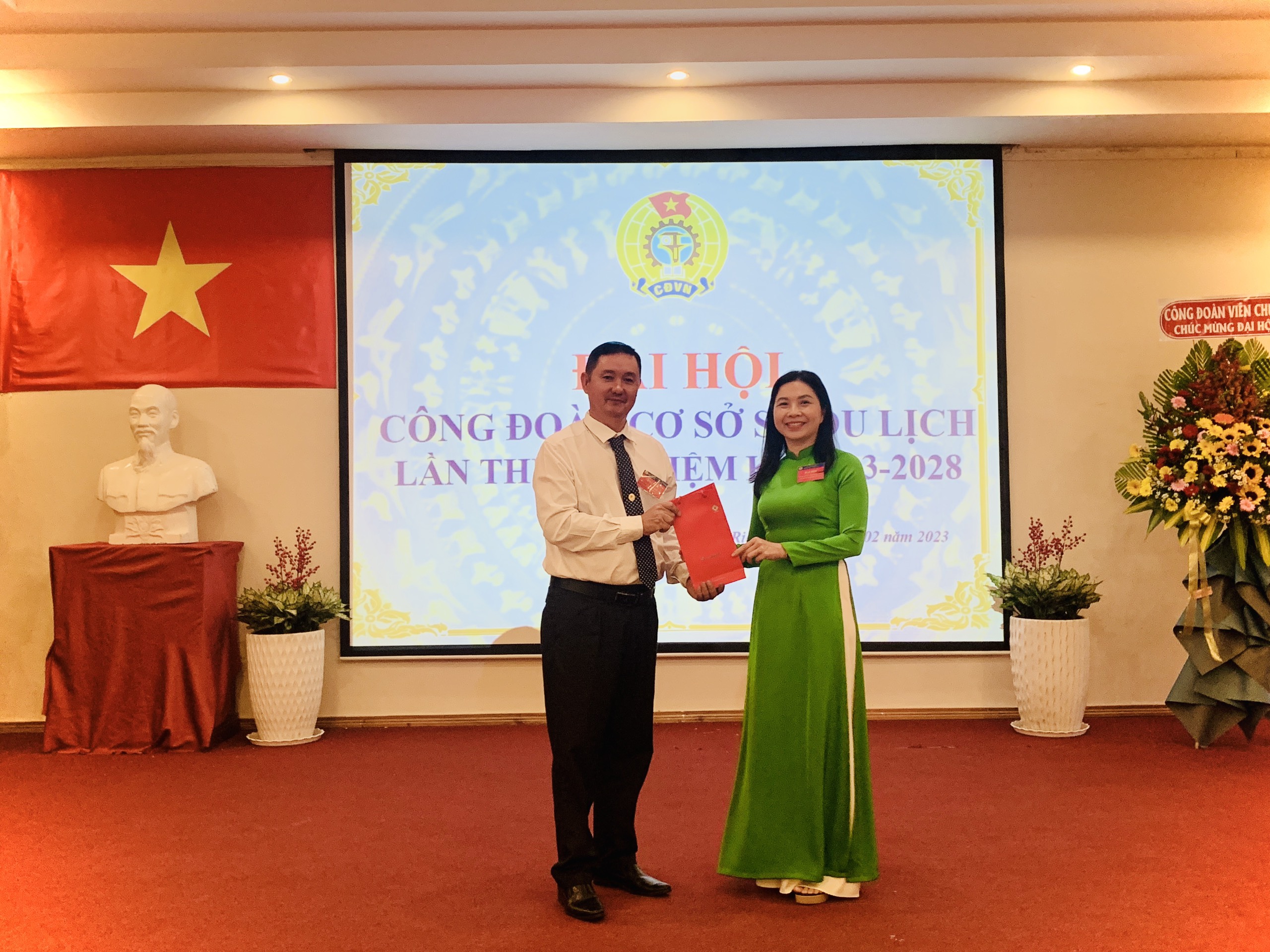 Bà Trần Thị Thu Hiền, Chủ tịch Công đoàn cơ sở Sở Du lịch trao quà lưu niệm cho Phó Chủ tịch Công đoàn cơ sở Sở Du lịch nhiệm kỳ 2017-2022 vì những đóng góp trong công tác Công đoàn.