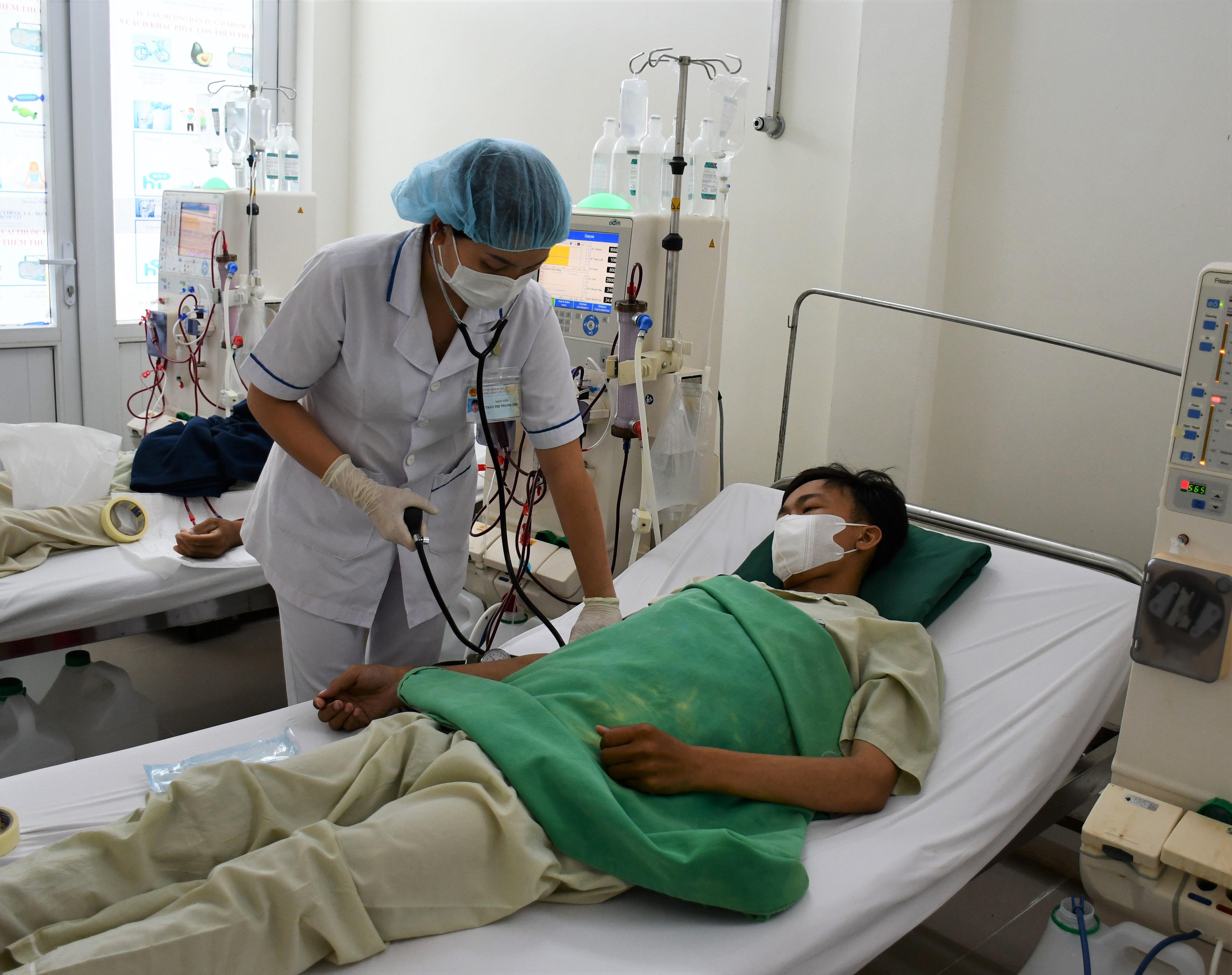 Nhân viên TTYT huyện Xuyên Mộc kiểm tra sức khỏe cho bệnh nhân chạy thận nhân tạo.