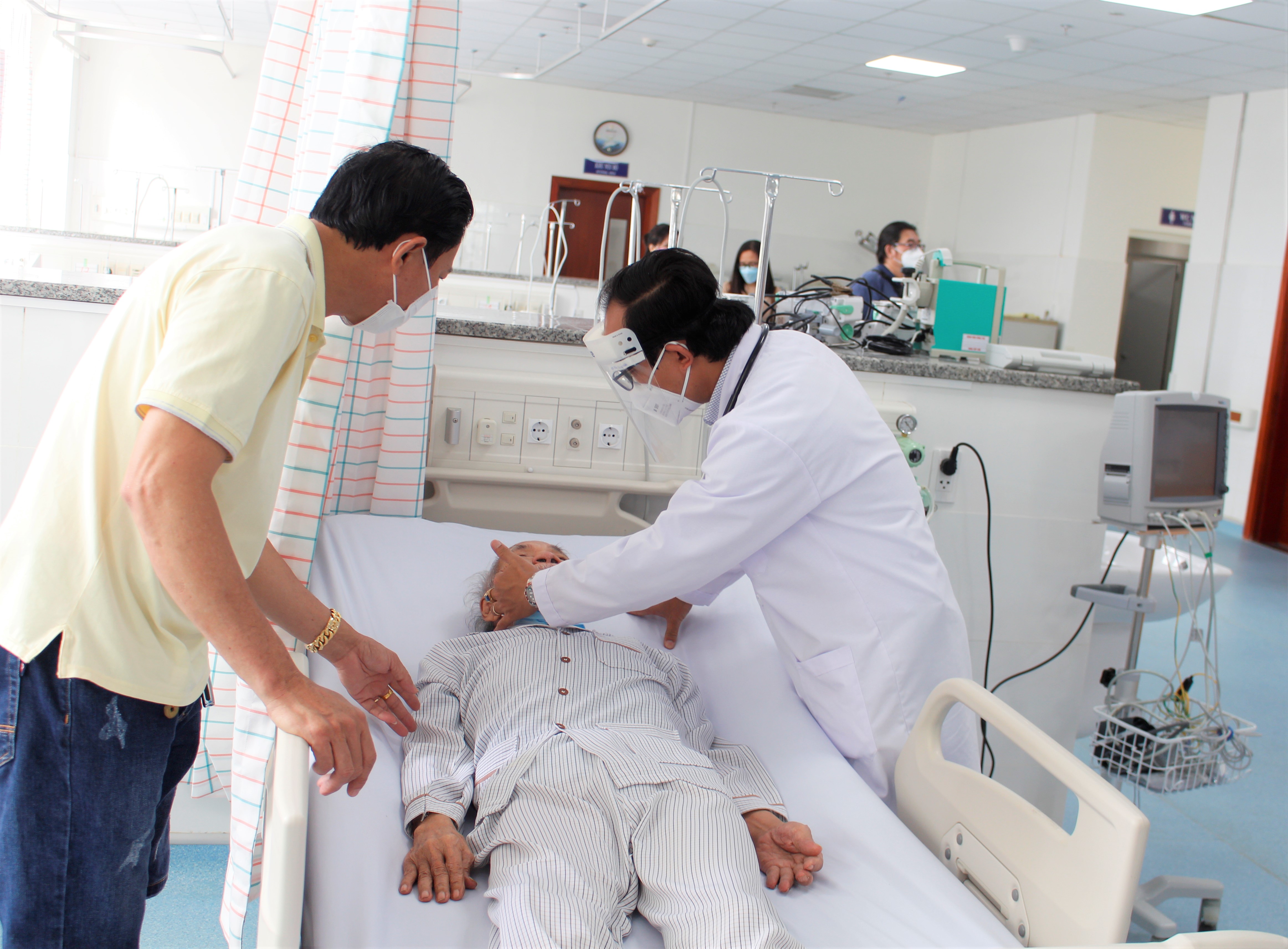 Bác sĩ Bệnh viện Vũng Tàu thực hiện cấp cứu cho bệnh nhân.